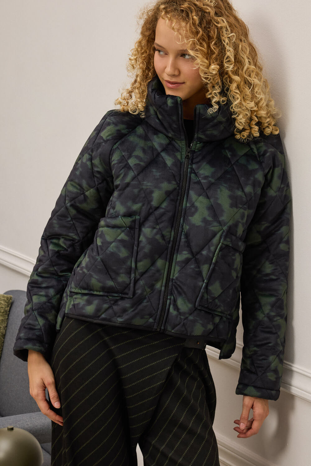 "AILSA" μπουφάν cropped Namaste Μπουφάν cropped σε καπιτονέ υφή με διακριτικό βελούδινο φινίρισμα, και ήσυχο εμπριμέ print. Η boxy γραμμή του χαρίζει μοντέρνα δομή, ενώ ο ψηλός γιακάς ενισχύει τη γεωμετρία του σχεδίου. Είναι ασύμμετρο με διακριτικά ανοίγματα στα πλαϊνά. Κλείσιμο με φερμουάρ και πρακτικές τσέπες που ενσωματώνονται αρμονικά στο σύνολο. 100% Πολυεστέρας Τα ρούχα Namaste σχεδιάζονται και ράβονται στην Ελλάδα. Δωρεάν αποστολή σε 1-3 μέρες σε όλη την Ελλάδα. Διαθέσιμο και στα φυσικά καταστήματα YELLOW BUTTON Χρεμωνίδου & Δαμάρεως 61 Παγκράτι