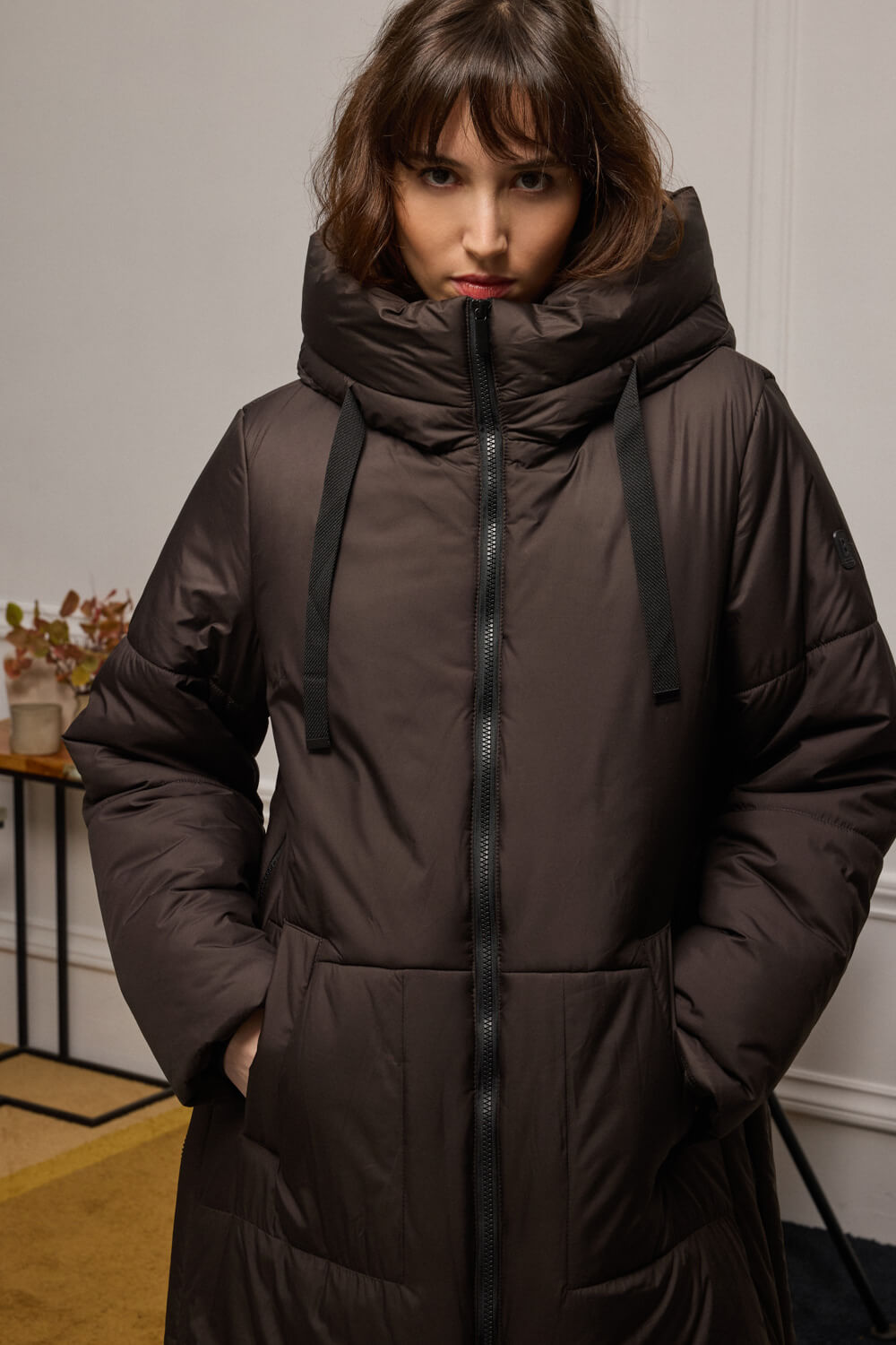 "PATTI" μπουφάν puffer Namaste Μπουφάν με μήκος μέχρι το γόνατο συνδυάζει άνεση με μοντέρνα γραμμή. Διαθέτει κουκούλα με κορδόνι για ρυθμιζόμενη προστασία, ενώ το φερμουάρ δύο κατευθύνσεων εξασφαλίζει ευκολία στην κίνηση και styling ευελιξία. Τα μακριά μανίκια ολοκληρώνονται με λεπτή ριμπ ζέρσεϊ εσωτερική μανσέτα που κρατά τη θερμότητα. Οι τσέπες φιλέτο κλείνουν με κουμπί τρουκ ενώ στα πλαϊνά, η ασύμμετρη λεπτομέρεια με φερμουάρ προσθέτει δυνατότητα προσαρμογής και σχεδιαστικό στίγμα. 100% Πολυέστερ Τα ρούχα Namaste σχεδιάζονται και ράβονται στην Ελλάδα. Δωρεάν αποστολή σε 1-3 μέρες σε όλη την Ελλάδα. Διαθέσιμο και στο φυσικό κατάστημα YELLOW BUTTON Χρεμωνίδου & Δαμάρεως 61 Παγκράτι