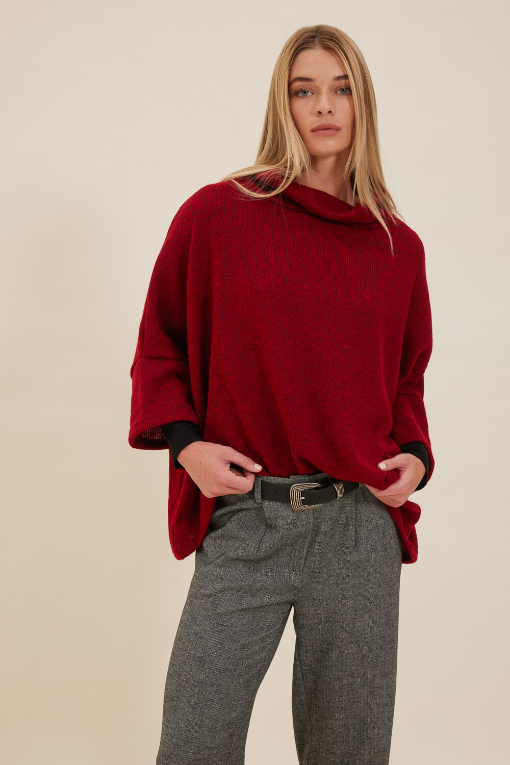 Μπλούζα oversized γραμμής με χαλαρό όρθιο γιακά και φαρδύ τρουακάρ μανίκι με χαμηλά τη ραφή του ώμου. Σε πλεκτό ύφασμα με σύμμειξη από μαλλί. 53% Ακρυλικό 24% Πολυεστέρας 15% Νάιλον 8% Μαλλί Τα ρούχα Namaste σχεδιάζονται και ράβονται στην Ελλάδα. Δωρεάν αποστολή σε 1-3 μέρες σε όλη την Ελλάδα. Διαθέσιμο και στο outlet κατάστημα YELLOW BUTTON Γρ. Αυξεντίου 122 Ιλίσια