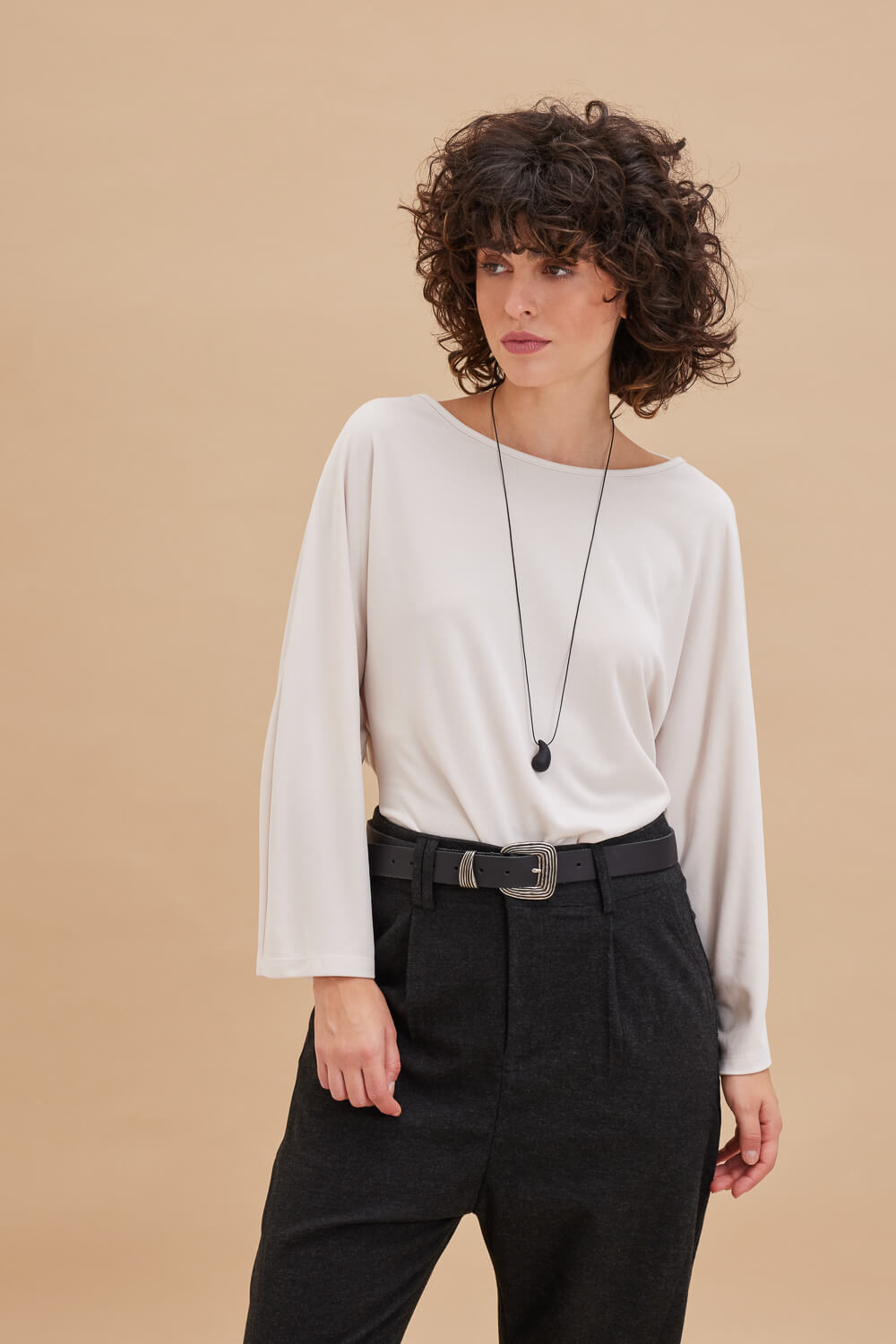 "ANGORA" μπλούζα μοντάλ Namaste Μπλούζα σε χαλαρή γραμμή με τρουακλάρ μανίκια, και ανοιχτή λαιμόκοψη. Συνοδεύεται από αποσπώμενο κολιέ. Το ύφασμα είναι ένα πολύ μαλακό μοντάλ. 70% Μοντάλ 30% Πολυεστέρας Τα ρούχα Namaste σχεδιάζονται και ράβονται στην Ελλάδα. Δωρεάν αποστολή σε 1-3 μέρες σε όλη την Ελλάδα. Διαθέσιμο στο outlet καταστήματα YELLOW BUTTON Γρ. Αυξεντίου 122 Ιλίσια