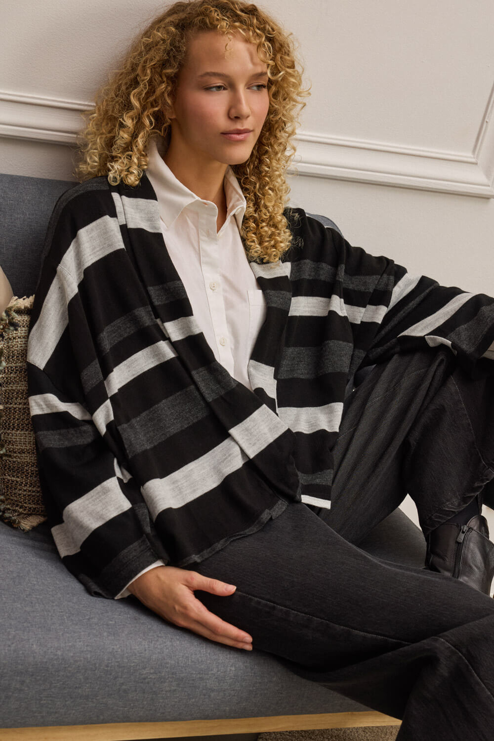 "BROWNIE" μπλούζα oversozed Namaste Μπλούζα oversized σε πλεκτό ζέρσεϊ ύφασμα, με ασύμμετρο τελείωμα και μπροστινό σταυρωτό άνοιγμα, που δημιουργεί ανεπιτήδευτη κίνηση και ιδιαίτερο σχήμα στο μπροστινό μέρος. Η loose εφαρμογή σε συνδυασμό με τον απαλά κυματιστό γιακά προσφέρει άνεση χωρίς να χάνει τον κομψό χαρακτήρα του. Η εναλλαγή των οριζόντιων ριγών σε έντονες χρωματικές αντιθέσεις χαρίζει μοντέρνα αισθητική και ανανεωμένη δυναμική. 100% Ακρυλικό Τα ρούχα Namaste σχεδιάζονται και ράβονται στην Ελλάδα. Δωρεάν αποστολή σε 1-3 μέρες σε όλη την Ελλάδα. Διαθέσιμο και στα φυσικά καταστήματα YELLOW BUTTON Χρεμωνίδου & Δαμάρεως 61 Παγκράτι Γρ. Αυξεντίου 122 Ιλίσια