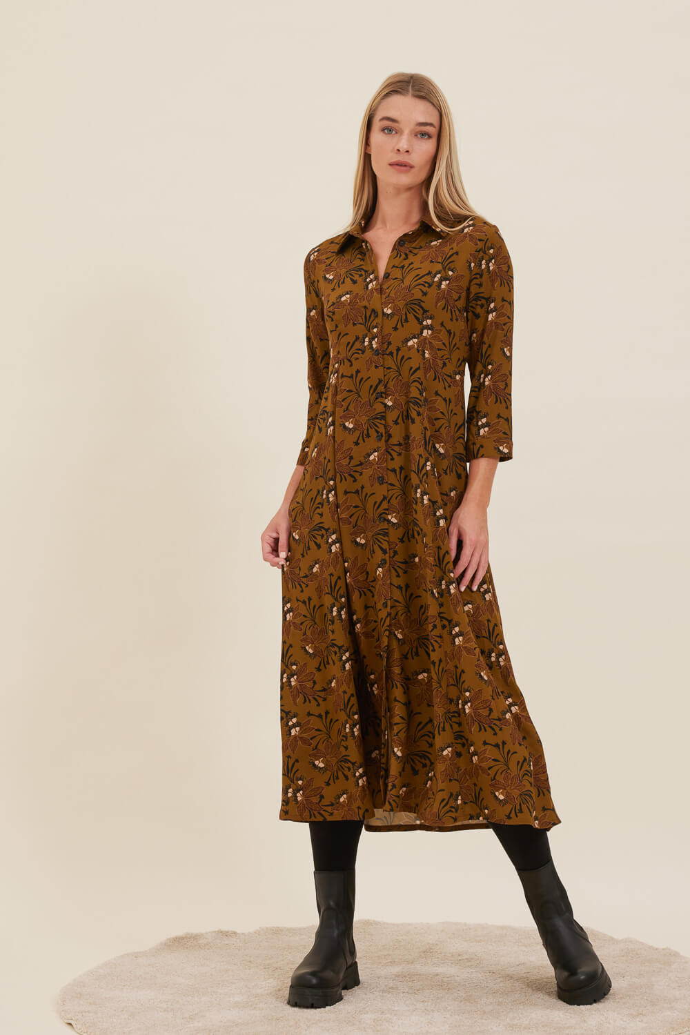 'PANDA_1" σεμιζιέ μεσάτο φόρεμα Namaste Σεμιζιέ μεσάτο φόρεμα με φύλλα που ξεκινάνε από τη ραφή της μέσης, ραφή στο κέντρο πίσω, τρουακάρ μανίκια με άνοιγμα στη μικρή μανσέτα και γιακά πουκαμίσου. Σε ύφασμα από εμπριμέ βισκόζη σε λαδί αποχρώσεις. 100% Βισκόζη Τα ρούχα Namaste σχεδιάζονται και ράβονται στην Ελλάδα. Δωρεάν αποστολή σε 1-3 μέρες σε όλη την Ελλάδα. Διαθέσιμο στο outlet καταστήματα YELLOW BUTTON Γρ. Αυξεντίου 122 Ιλίσια