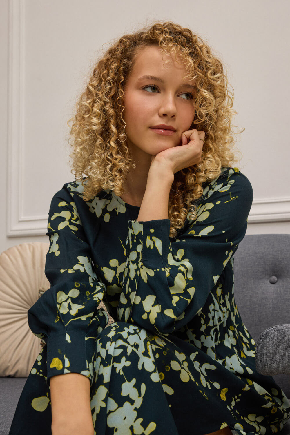 "FLO" φόρεμα μίντι φλοράλ Namaste Midi φόρεμα με floral print σε αισθητική water color, από 100% viscoze Ecovero που αγκαλιάζει το σώμα με φυσική κίνηση. Η ασύμμετρη γραμμή με άνοιγμα στο πλάι προσθέτει δυναμισμό, ενώ η στρογγυλή λαιμόκοψη και τα μακριά μανίκια με διακριτικές πιέτες και μεταλλικά κουμπιά στον καρπό αποπνέουν κομψότητα. Στη μέση, σχεδιαστικές πιέτες στο πλάι τονίζουν τη σιλουέτα και προσδίδουν ιδιαίτερο χαρακτήρα. Κλείνει πίσω με αόρατο φερμουάρ και εφαρμόζει άψογα στο σώμα. “Αυτό το προϊόν έχει φτιαχτεί με αγάπη και σεβασμό στο περιβάλλον χρησιμοποιώντας φυσικές ίνες.” 100% Ecovero Βισκόζη Τα ρούχα Namaste σχεδιάζονται και ράβονται στην Ελλάδα. Δωρεάν αποστολή σε 1-3 μέρες σε όλη την Ελλάδα. Διαθέσιμο και στο φυσικό κατάστημα YELLOW BUTTON Χρεμωνίδου & Δαμάρεως 61 Παγκράτι