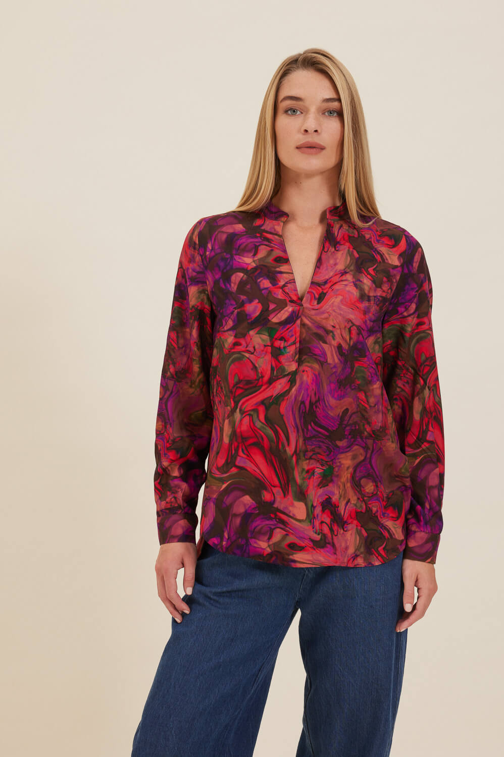 "OTTER_1" tunic Namaste Τουνίκ άνετης γραμμής με “V” λαιμόκοψη, από την οποία ξεκινάει πιέτα. Έχει ωμίτη με κουφόπιετα πίσω, ανοιχτό μάο γιακά και μανίκι με μανσέτα και άνοιγμα. Το στρίφωμα κάνει στρογγυλάδα, και είναι ασύμμετρο. Σε εμπριμέ ύφασμα από βισκόζη σε αποχρώσεις του κόκκινου και του ροζ. 100% Βισκόζη Τα ρούχα Namaste σχεδιάζονται και ράβονται στην Ελλάδα. Δωρεάν αποστολή σε 1-3 μέρες σε όλη την Ελλάδα. Διαθέσιμο στο outlet καταστήματα YELLOW BUTTON Γρ. Αυξεντίου 122 Ιλίσια