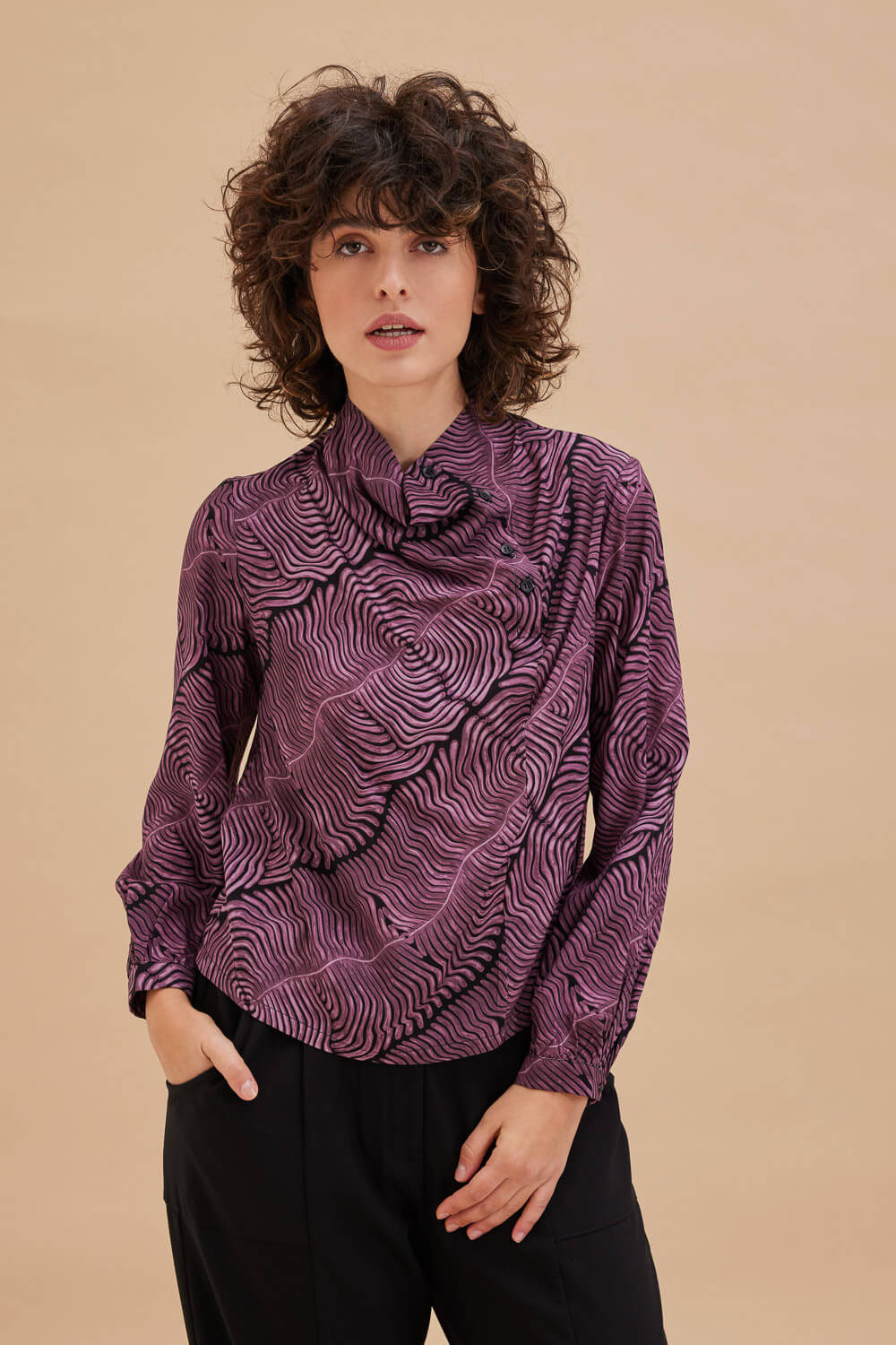 "JAGUAR" tunic Namaste Τουνίκ σε χαλαρή γραμμή με ντραπέ γιακά και πατιλέτα με μία σειρά κουμπιών. Τα μανίκια έχουν μικρή μανσέτα και σούρες. Το ύφασμα είναι εμπριμέ βισκόζη σε δίχρωμο print. 100% Βισκόζη Τα ρούχα Namaste σχεδιάζονται και ράβονται στην Ελλάδα. Δωρεάν αποστολή σε 1-3 μέρες σε όλη την Ελλάδα. Διαθέσιμο στο outlet καταστήματα YELLOW BUTTON Γρ. Αυξεντίου 122 Ιλίσια