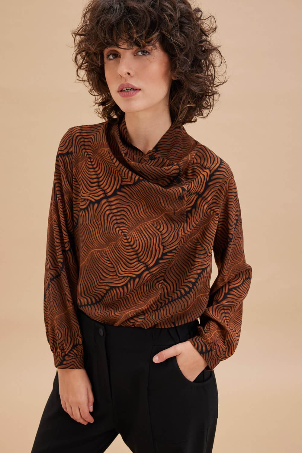 "JAGUAR" tunic Namaste Τουνίκ σε χαλαρή γραμμή με ντραπέ γιακά και πατιλέτα με μία σειρά κουμπιών. Τα μανίκια έχουν μικρή μανσέτα και σούρες. Το ύφασμα είναι εμπριμέ βισκόζη σε δίχρωμο print. 100% Βισκόζη Τα ρούχα Namaste σχεδιάζονται και ράβονται στην Ελλάδα. Δωρεάν αποστολή σε 1-3 μέρες σε όλη την Ελλάδα. Διαθέσιμο στο outlet καταστήματα YELLOW BUTTON Γρ. Αυξεντίου 122 Ιλίσια