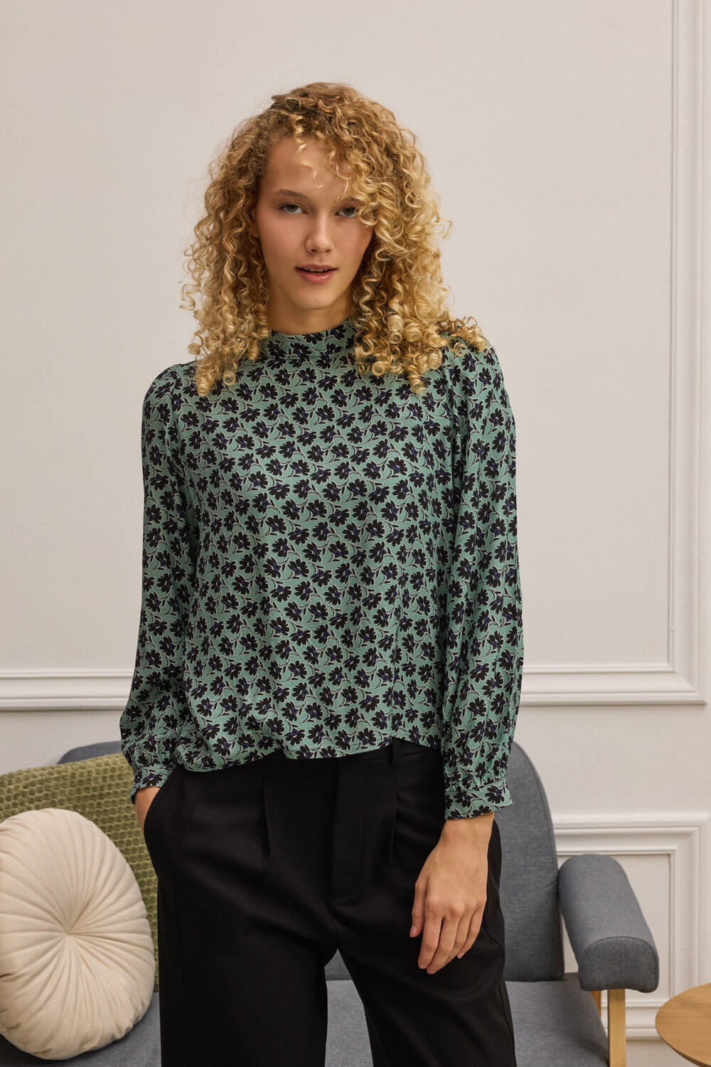 "AKVILE" τουνίκ με μάο γιακά Namaste Τουνίκ με floral print σε άνετη γραμμή, κατασκευασμένη από 100% viscoze για ανάλαφρη αίσθηση. Ο διακριτικός μαο γιακάς κλείνει πίσω με κουμπί, αφήνοντας ένα διακριτικό άνοιγμα στην πλάτη. Τα μακριά μανίκια καταλήγουν σε σούρες και ελαφρώς φουσκωτό τελείωμα, προσφέροντας όγκο και ιδιαίτερο χαρακτήρα με διακριτική μανσέτα που κλείνει με κουμπί για δομημένο τελείωμα. “Αυτό το προϊόν έχει φτιαχτεί με αγάπη και σεβασμό στο περιβάλλον χρησιμοποιώντας φυσικές ίνες.” 100% Βισκόζη Τα ρούχα Namaste σχεδιάζονται και ράβονται στην Ελλάδα. Δωρεάν αποστολή σε 1-3 μέρες σε όλη την Ελλάδα. Διαθέσιμο και στα φυσικά καταστήματα YELLOW BUTTON Χρεμωνίδου & Δαμάρεως 61 Παγκράτι Γρ. Αυξεντίου 122 Ιλίσια