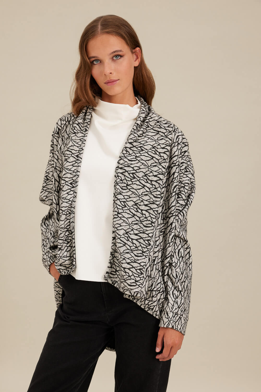 "DOXLE' ζακέτα κιμονό Namaste Σχεδιαστική ζακέτα τύπου κιμονό χωρίς κούμπωμα, που πίσω κάνει στρογγυλάδα, με ασυμμετρία στο μπροστά και στο πίσω τελείωμα, μανσέτα, και ωμίτη πίσω. Σε εμπριμέ ζέρσεϊ ζακάρ με γκρίζες αποχρώσεις και μαύρα χρώματα. 30% Πολυέστερ 65% Βισκόζη 5% Ελαστάν Τα ρούχα Namaste σχεδιάζονται και ράβονται στην Ελλάδα. Δωρεάν αποστολή σε 1-3 μέρες σε όλη την Ελλάδα. Διαθέσιμο και στο outlet κατάστημα YELLOW BUTTON Γρ. Αυξεντίου 122 Ιλίσια