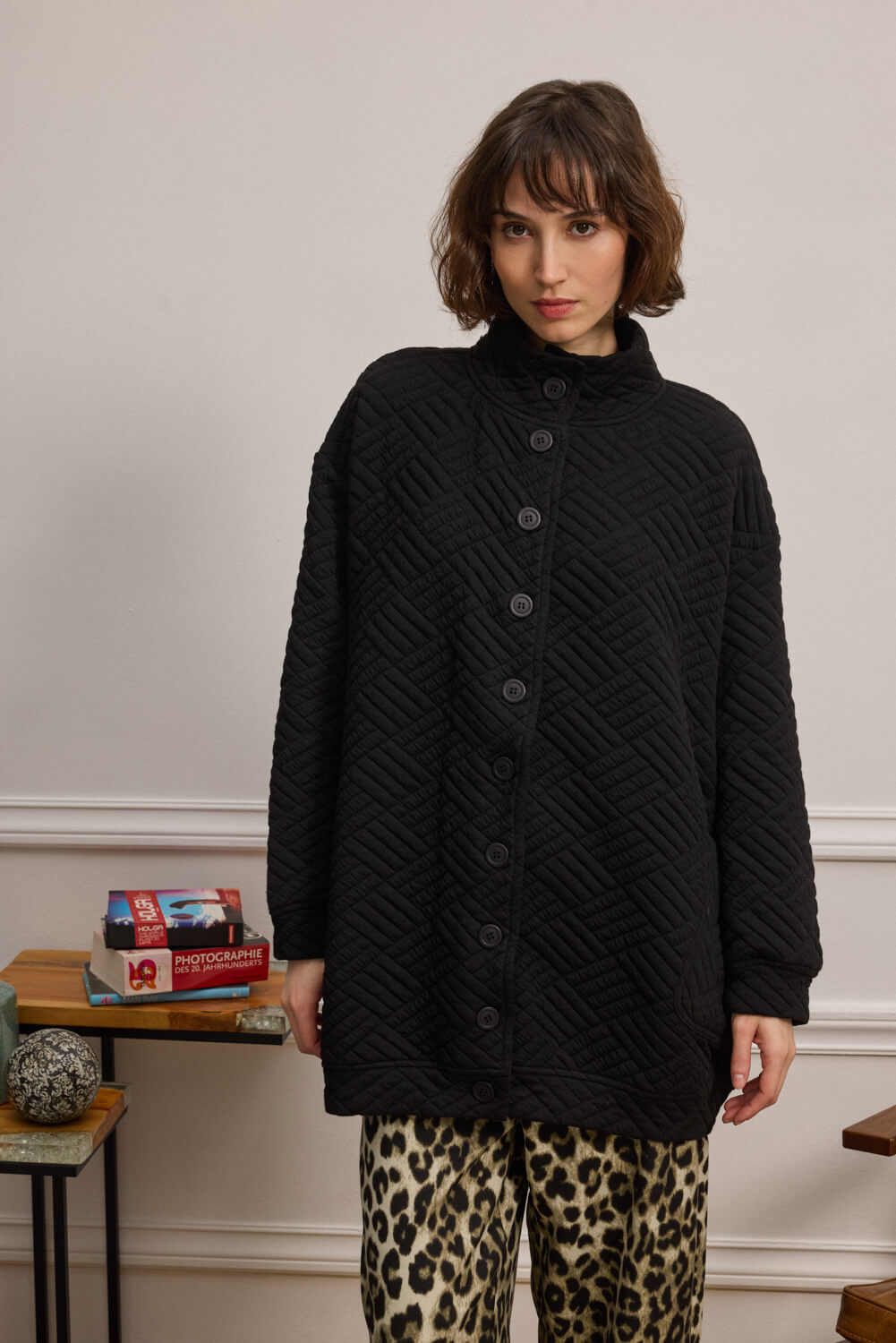 "BARNEY" καπιτονέ ζακέτα Namaste Overshirt ζακέτα σε άνετη, boxy γραμμή με διαχρονικό καπιτονέ σχέδιο σε διαγώνιο pattern που προσδίδει υφή και όγκο στο σύνολο. Διαθέτει ψηλό γιακά που στέκεται κομψά, κλείσιμο με κάθετη σειρά κουμπιών και μακριά μανίκια με ελαφρώς χαμηλό ώμο για πιο χαλαρή εφαρμογή. Οι λοξές εξωτερικές τσέπες ενισχύουν τη λειτουργικότητα, ενώ η φαρδιά γραμμή το καθιστά ιδανικό για layering. 97% Πολυεστέρας 3% Λύκρα Τα ρούχα Namaste σχεδιάζονται και ράβονται στην Ελλάδα. Δωρεάν αποστολή σε 1-3 μέρες σε όλη την Ελλάδα. Διαθέσιμο και στο φυσικό κατάστημα YELLOW BUTTON Χρεμωνίδου & Δαμάρεως 61 Παγκράτι