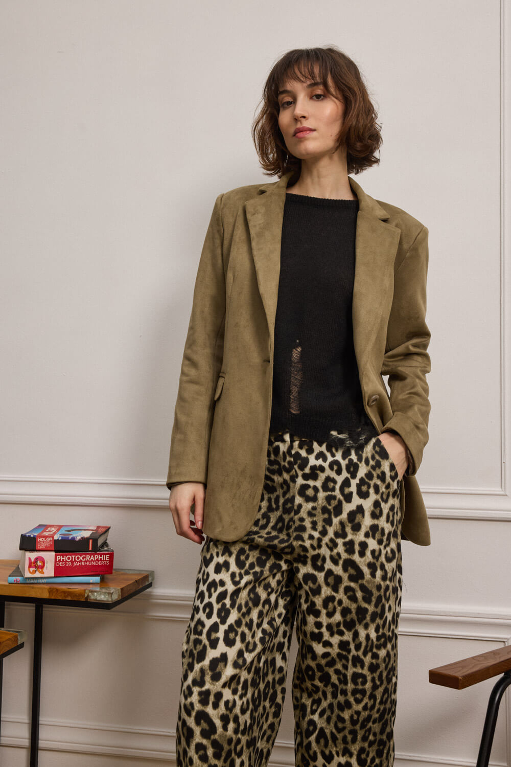 "TILLEY" σακάκι με suede υφή Namaste Κλασικό σακάκι σε ύφασμα με suede υφή, με μοντέρνο twist και premium εμφάνιση. Το μονόκουμπο κλείσιμο συνδυάζει τη διαχρονική κομψότητα με μοντέρνα δυναμική. Διαθέτει διακριτικά τονισμένη μέση και ελαφρώς μεσάτη γραμμή, που κολακεύει τη σιλουέτα διατηρώντας τη δομή του. Ο γιακάς με πέτο, τα μακριά μανίκια με ενισχυμένους ώμους με βάτες και οι τσέπες με καπάκι ισορροπούν ανάμεσα σε utility και tailored χαρακτήρα. 96% Πολυέστερ 4% Σπάντεξ Τα ρούχα Namaste σχεδιάζονται και ράβονται στην Ελλάδα. Δωρεάν αποστολή σε 1-3 μέρες σε όλη την Ελλάδα. Διαθέσιμο και στο φυσικό κατάστημα YELLOW BUTTON Χρεμωνίδου & Δαμάρεως 61 Παγκράτι