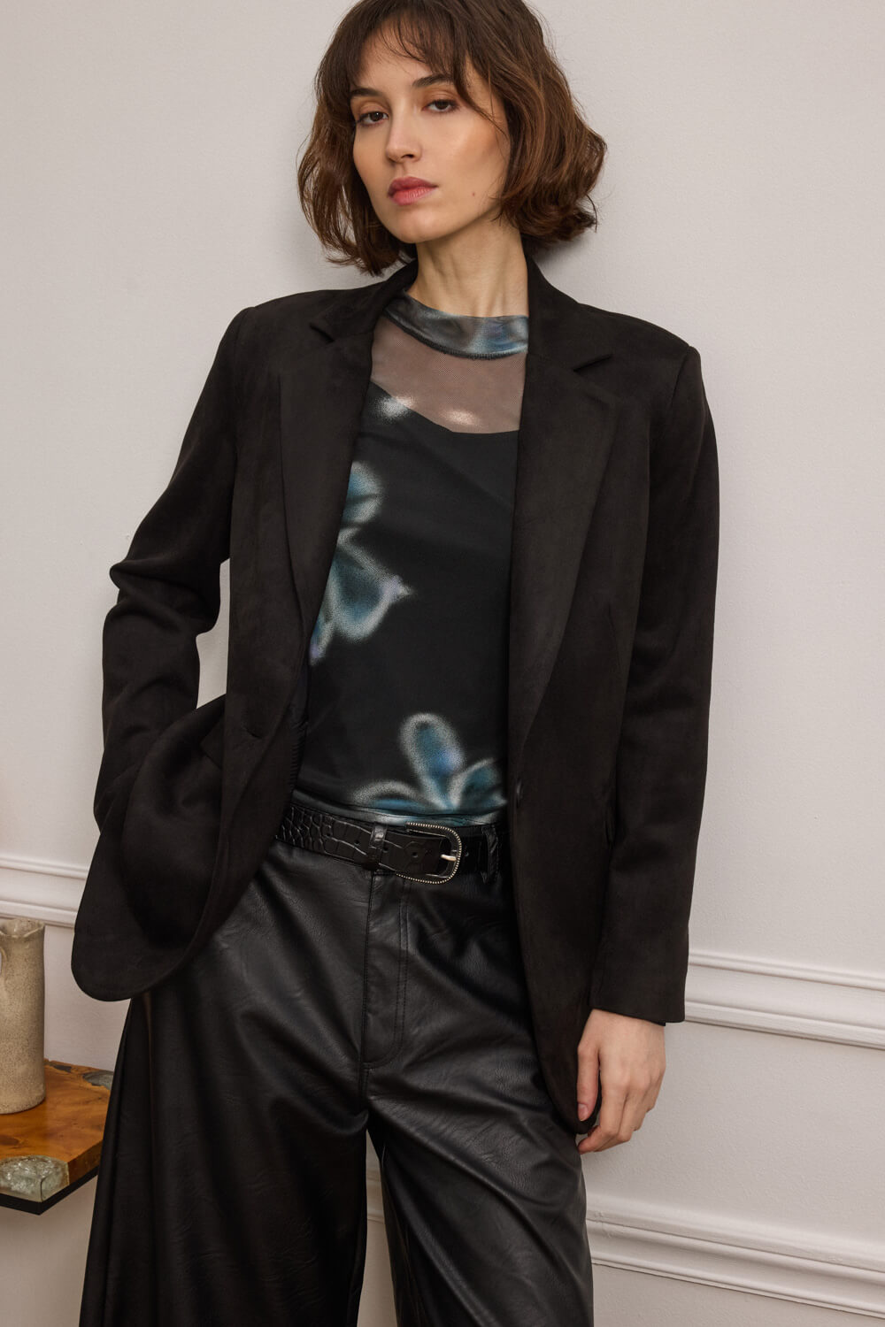 "TILLEY" σακάκι με suede υφή Namaste Κλασικό σακάκι σε ύφασμα με suede υφή, με μοντέρνο twist και premium εμφάνιση. Το μονόκουμπο κλείσιμο συνδυάζει τη διαχρονική κομψότητα με μοντέρνα δυναμική. Διαθέτει διακριτικά τονισμένη μέση και ελαφρώς μεσάτη γραμμή, που κολακεύει τη σιλουέτα διατηρώντας τη δομή του. Ο γιακάς με πέτο, τα μακριά μανίκια με ενισχυμένους ώμους με βάτες και οι τσέπες με καπάκι ισορροπούν ανάμεσα σε utility και tailored χαρακτήρα. 96% Πολυέστερ 4% Σπάντεξ Τα ρούχα Namaste σχεδιάζονται και ράβονται στην Ελλάδα. Δωρεάν αποστολή σε 1-3 μέρες σε όλη την Ελλάδα. Διαθέσιμο και στο φυσικό κατάστημα YELLOW BUTTON Χρεμωνίδου & Δαμάρεως 61 Παγκράτι