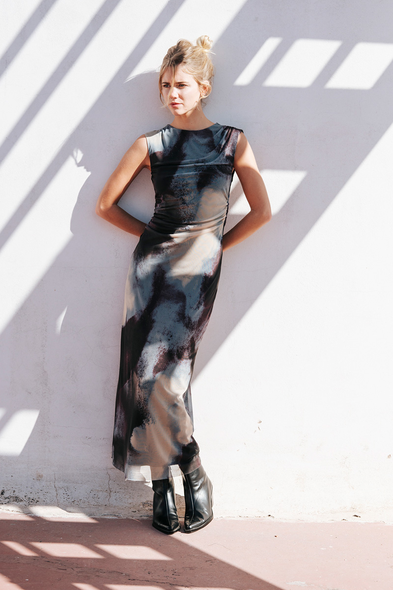 Αμάνικο εμπριμέ φόρεμα BADILA Αμάνικο φόρεμα εμπριμέ με σούρες στο πλάι και φόδρα εσωτερικά. Σύνθεση : Πολυέστερ 90% Ελαστάν 10% Οδηγίες Πλυσίματος : Πλύσιμο στους 30°C από την ανάποδη. Στέγνωμα από την ανάποδη. Όχι στεγνωτήριο. Μέγεθος Μοντέλου : S Τα ρούχα BADILA σχεδιάζονται και ράβονται στην Ελλάδα από το 1989. Αποστολή σε όλη την Ελλάδα σε 1-3 ημέρες. Διαθέσιμο και στα φυσικά μας καταστήματα YELLOW BUTTON Χρεμωνίδου & Δαμάρεως 61 Παγκράτι Γρ. Αυξεντίου 122 Ιλίσια