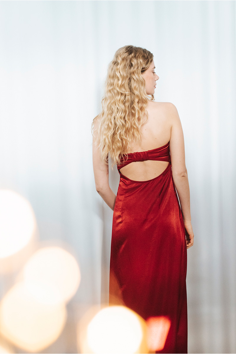 Σατέν στράπλες φόρεμα BADILA Σατέν στράπλες φόρεμα μίντι, με λάστιχο στην πλάτη και κλείσιμο στο πλάι με φερμουάρ. Σύνθεση : Βισκόζ 68% Πολυέστερ 32% Πλύσιμο στο χέρι ή σε κρύο νερό. Πλύσιμο και στέγνωμα από την ανάποδη. Απαγορεύεται το στεγνωτήριο. Μέγεθος Μοντέλου : S Τα ρούχα BADILA σχεδιάζονται και ράβονται στην Ελλάδα από το 1989. Αποστολή σε όλη την Ελλάδα σε 1-3 ημέρες. Διαθέσιμο και στα φυσικά μας καταστήματα YELLOW BUTTON Χρεμωνίδου & Δαμάρεως 61 Παγκράτι Γρ. Αυξεντίου 122 Ιλίσια