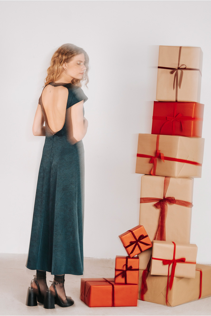 Σατέν φόρεμα BADILA Φόρεμα σατέν με ανοιχτή πλάτη, κούμπωμα πίσω με κουμπιά και φερμουάρ. Σύνθεση : Πολυέστερ 100% Πλύσιμο στο χέρι ή σε κρύο νερό. Πλύσιμο και στέγνωμα από την ανάποδη. Απαγορεύεται το στεγνωτήριο. Μέγεθος Μοντέλου : S Τα ρούχα BADILA σχεδιάζονται και ράβονται στην Ελλάδα από το 1989. Αποστολή σε όλη την Ελλάδα σε 1-3 ημέρες. Διαθέσιμο και στα φυσικά μας καταστήματα YELLOW BUTTON Χρεμωνίδου & Δαμάρεως 61 Παγκράτι Γρ. Αυξεντίου 122 Ιλίσια