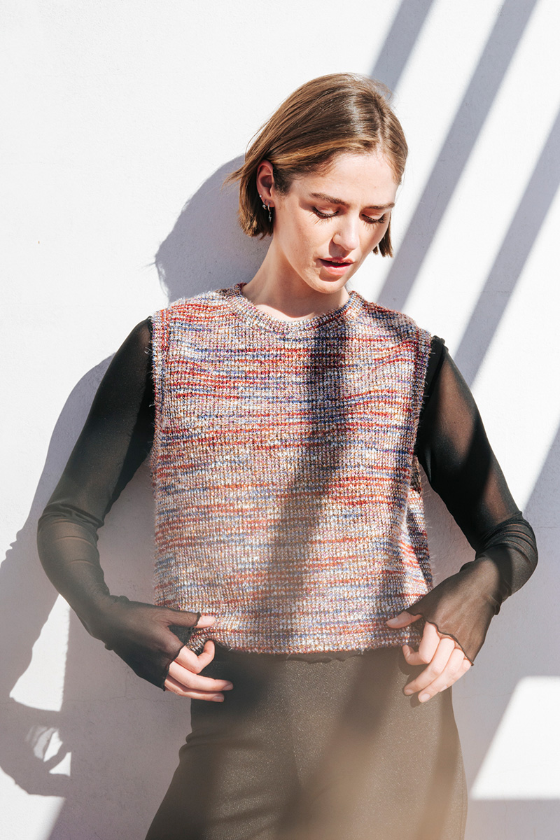 Μπλούζα με λούρεξ BADILA Αμάνικη μπλούζα με λούρεξ και στρογγυλή λαιμόκοψη. Σύνθεση : Πολυέστερ 80% Λούρεξ 20% Οδηγίες Πλυσίματος : Πλύσιμο στους 30°C και στέγνωμα από την ανάποδη.Όχι στεγνωτήριο. Μέγεθος Μοντέλου : OS Τα ρούχα BADILA σχεδιάζονται και ράβονται στην Ελλάδα από το 1989. Αποστολή σε όλη την Ελλάδα σε 1-3 ημέρες. Διαθέσιμο και στα φυσικά μας καταστήματα YELLOW BUTTON Χρεμωνίδου & Δαμάρεως 61 Παγκράτι Γρ. Αυξεντίου 122 Ιλίσια