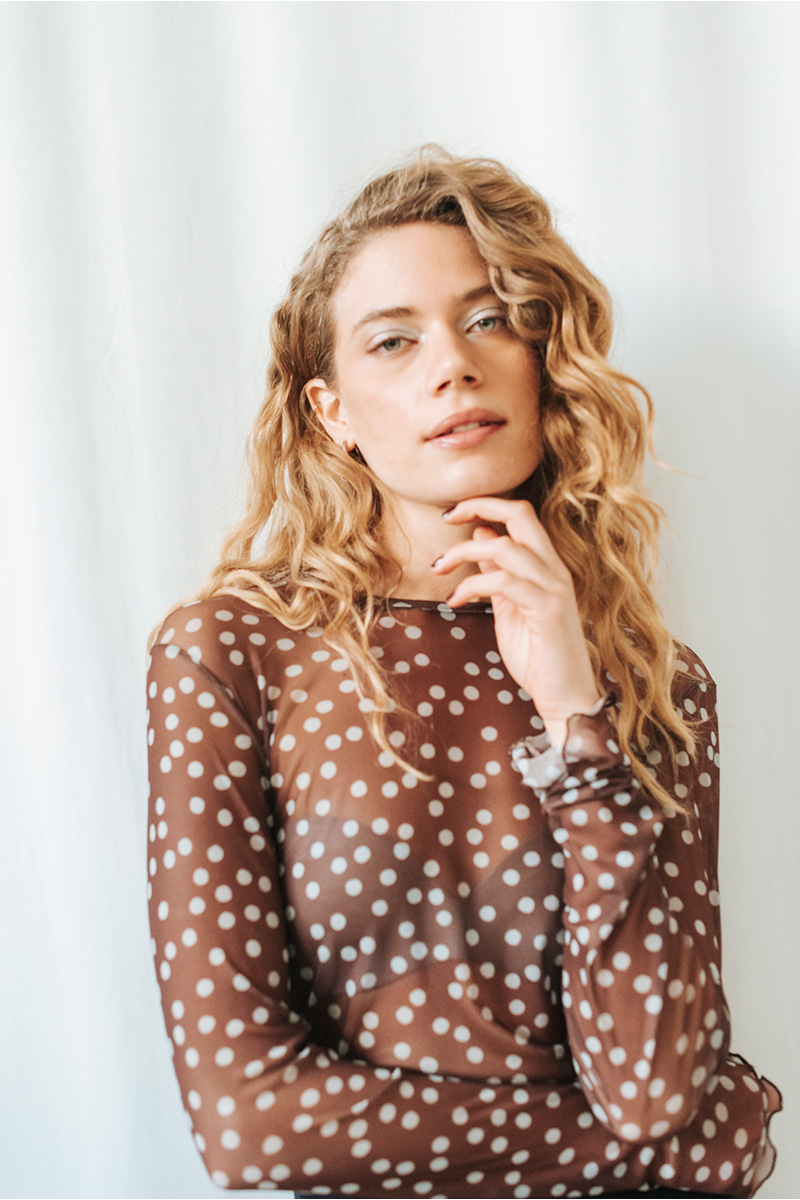 See-through μπλούζα πουά BADILA με στρογγυλή λαιμόκοψη και μακριά μανίκια. Σύνθεση : Πολυέστερ 90% Ελαστάν 10% Οδηγίες Πλυσίματος : Πλύσιμο στους 30°C. Όχι στεγνωτήριο. Μέγεθος Μοντέλου : ΟS Τα ρούχα BADILA σχεδιάζονται και ράβονται στην Ελλάδα από το 1989. Αποστολή σε όλη την Ελλάδα σε 1-3 ημέρες. Διαθέσιμο και στα φυσικά μας καταστήματα YELLOW BUTTON Χρεμωνίδου & Δαμάρεως 61 Παγκράτι Γρ. Αυξεντίου 122 Ιλίσια