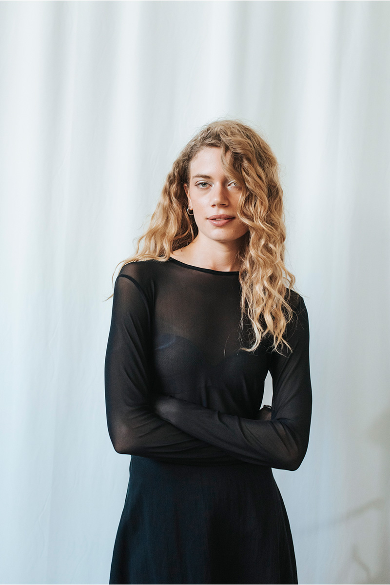 See-through μπλούζα BADILA με στρογγυλή λαιμόκοψη και μακριά μανίκια. Σύνθεση : Πολυέστερ 95% Ελαστάν 5% Οδηγίες Πλυσίματος : Πλύσιμο στους 30°C. Όχι στεγνωτήριο. Μέγεθος Μοντέλου : ΟS Τα ρούχα BADILA σχεδιάζονται και ράβονται στην Ελλάδα από το 1989. Αποστολή σε όλη την Ελλάδα σε 1-3 ημέρες. Διαθέσιμο και στα φυσικά μας καταστήματα YELLOW BUTTON Χρεμωνίδου & Δαμάρεως 61 Παγκράτι Γρ. Αυξεντίου 122 Ιλίσια