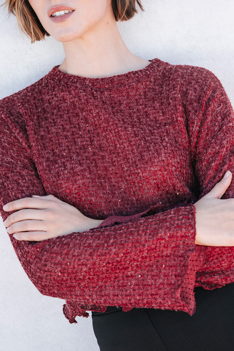 Μπλούζα με παγιέτες BADILA Κοντή μπλούζα πλεκτή με παγιέτες φαρδιά με μακριά μανίκια. Σύνθεση : Πολυέστερ 70% Μαλλί 30% Οδηγίες Πλυσίματος : Πολυέστερ 90% Βισκόζ 10% Μέγεθος Μοντέλου : OS Τα ρούχα BADILA σχεδιάζονται και ράβονται στην Ελλάδα από το 1989. Αποστολή σε όλη την Ελλάδα σε 1-3 ημέρες. Διαθέσιμο και στα φυσικά μας καταστήματα YELLOW BUTTON Χρεμωνίδου & Δαμάρεως 61 Παγκράτι Γρ. Αυξεντίου 122 Ιλίσια