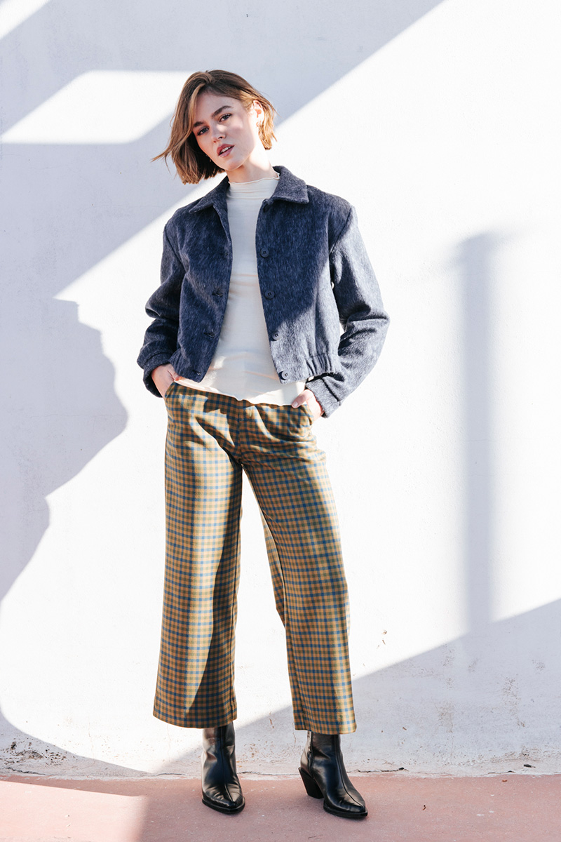 Κοντό μάλλινο τζάκετ BADILA Κοντό τζάκετ με γιακά, λάστιχο στο κάτω μέρος και κλείσιμο μπροστά με κουμπιά. Σύνθεση : Πολυέστερ 70% Μαλλί 30% Οδηγίες Πλυσίματος : Μόνο στεγνό καθάρισμα. Μέγεθος Μοντέλου : S Τα ρούχα BADILA σχεδιάζονται και ράβονται στην Ελλάδα από το 1989. Αποστολή σε όλη την Ελλάδα σε 1-3 ημέρες. Διαθέσιμο και στα φυσικά μας καταστήματα YELLOW BUTTON Χρεμωνίδου & Δαμάρεως 61 Παγκράτι Γρ. Αυξεντίου 122 Ιλίσια