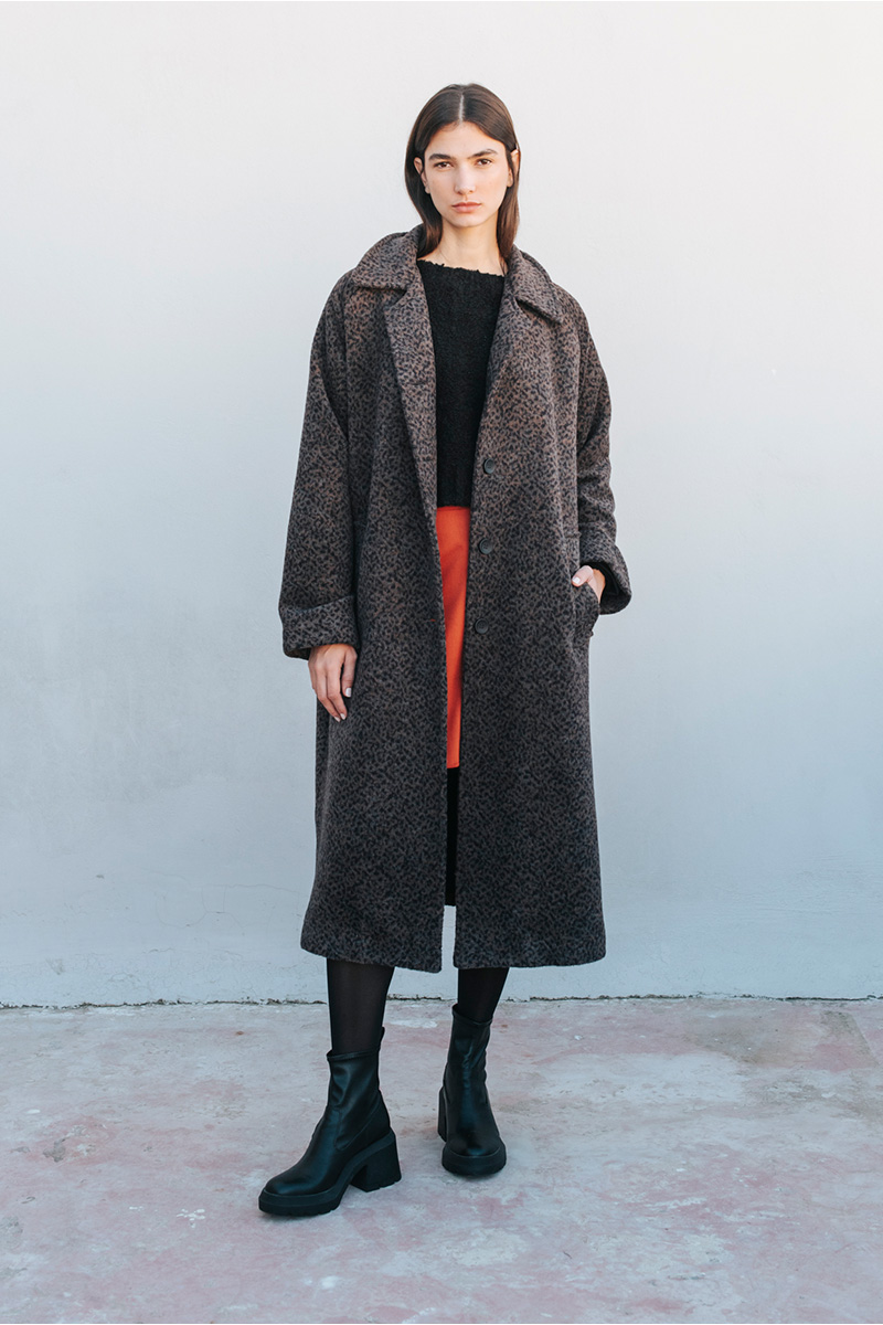 Εμπριμέ μακρύ παλτό BADILA Εμπριμέ παλτό μακρύ με γιακά, κλείσιμο μπροστά με κουμπιά. Λεπτομέρεια με κουμπί στα μανίκια και τσέπες στο πλάι. Σύνθεση : Πολυέστερ 90% Μαλλί 10% Μέγεθος Μοντέλου : ΟS Τα ρούχα BADILA σχεδιάζονται και ράβονται στην Ελλάδα από το 1989. Αποστολή σε όλη την Ελλάδα σε 1-3 ημέρες. Διαθέσιμο και στα φυσικά μας καταστήματα YELLOW BUTTON Χρεμωνίδου & Δαμάρεως 61 Παγκράτι Γρ. Αυξεντίου 122 Ιλίσια