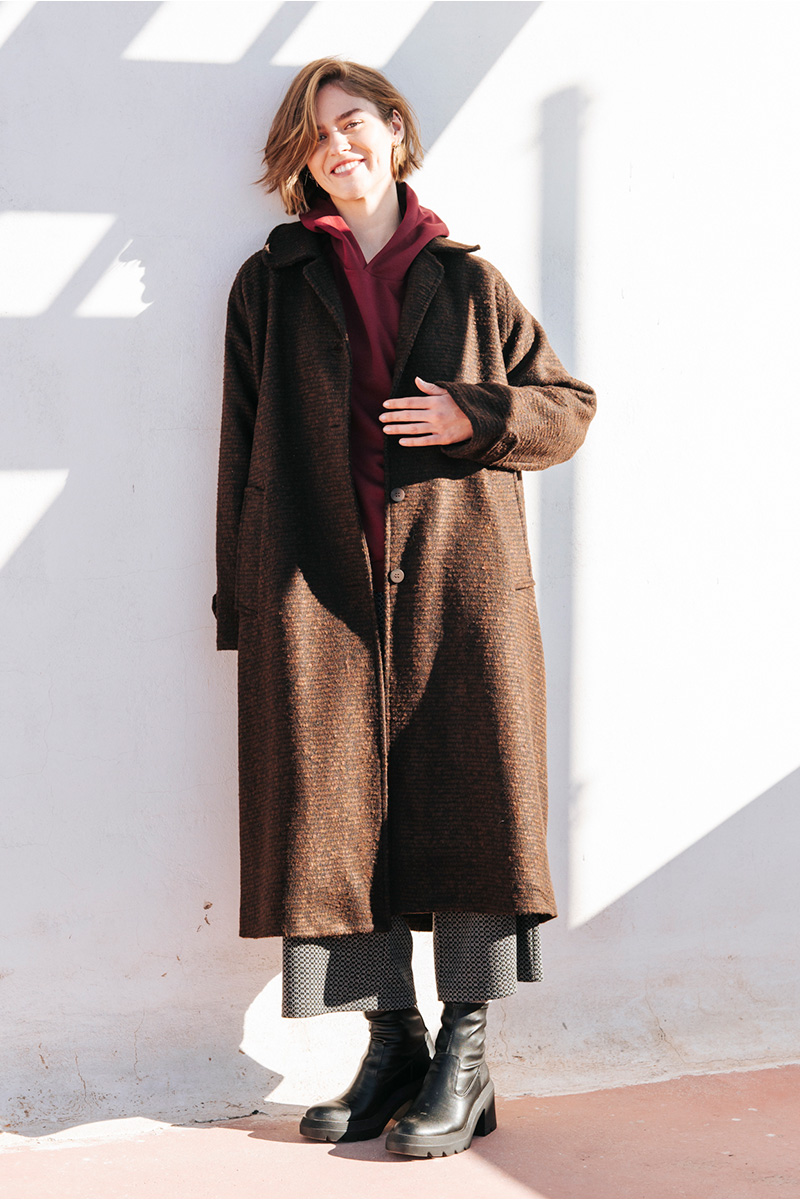 Μακρύ μάλλινο παλτό BADILA Παλτό μακρύ με γιακά, κλείσιμο μπροστά με κουμπιά. Λεπτομέρεια με κουμπί στα μανίκια και τσέπες στο πλάι. Σύνθεση : Μαλλί 50% Πολυέστερ 40% Πολυαμίντ 10% Οδηγίες Πλυσίματος : Μόνο στεγνό καθάρισμα. Μέγεθος Μοντέλου : OS Τα ρούχα BADILA σχεδιάζονται και ράβονται στην Ελλάδα από το 1989. Αποστολή σε όλη την Ελλάδα σε 1-3 ημέρες. Διαθέσιμο και στα φυσικά μας καταστήματα YELLOW BUTTON Χρεμωνίδου & Δαμάρεως 61 Παγκράτι Γρ. Αυξεντίου 122 Ιλίσια