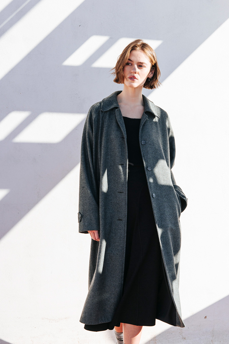 Παλτό με μαλλί BADILA Παλτό μακρύ με γιακά, κλείσιμο μπροστά με κουμπιά. Λεπτομέρεια με κουμπί στα μανίκια και τσέπες στο πλάι. Σύνθεση : Μαλλί 50% Πολυέστερ 50% Μόνο στεγνό καθάρισμα. Μέγεθος Μοντέλου : ΟS Τα ρούχα BADILA σχεδιάζονται και ράβονται στην Ελλάδα από το 1989. Αποστολή σε όλη την Ελλάδα σε 1-3 ημέρες. Διαθέσιμο και στα φυσικά μας καταστήματα YELLOW BUTTON Χρεμωνίδου & Δαμάρεως 61 Παγκράτι Γρ. Αυξεντίου 122 Ιλίσια