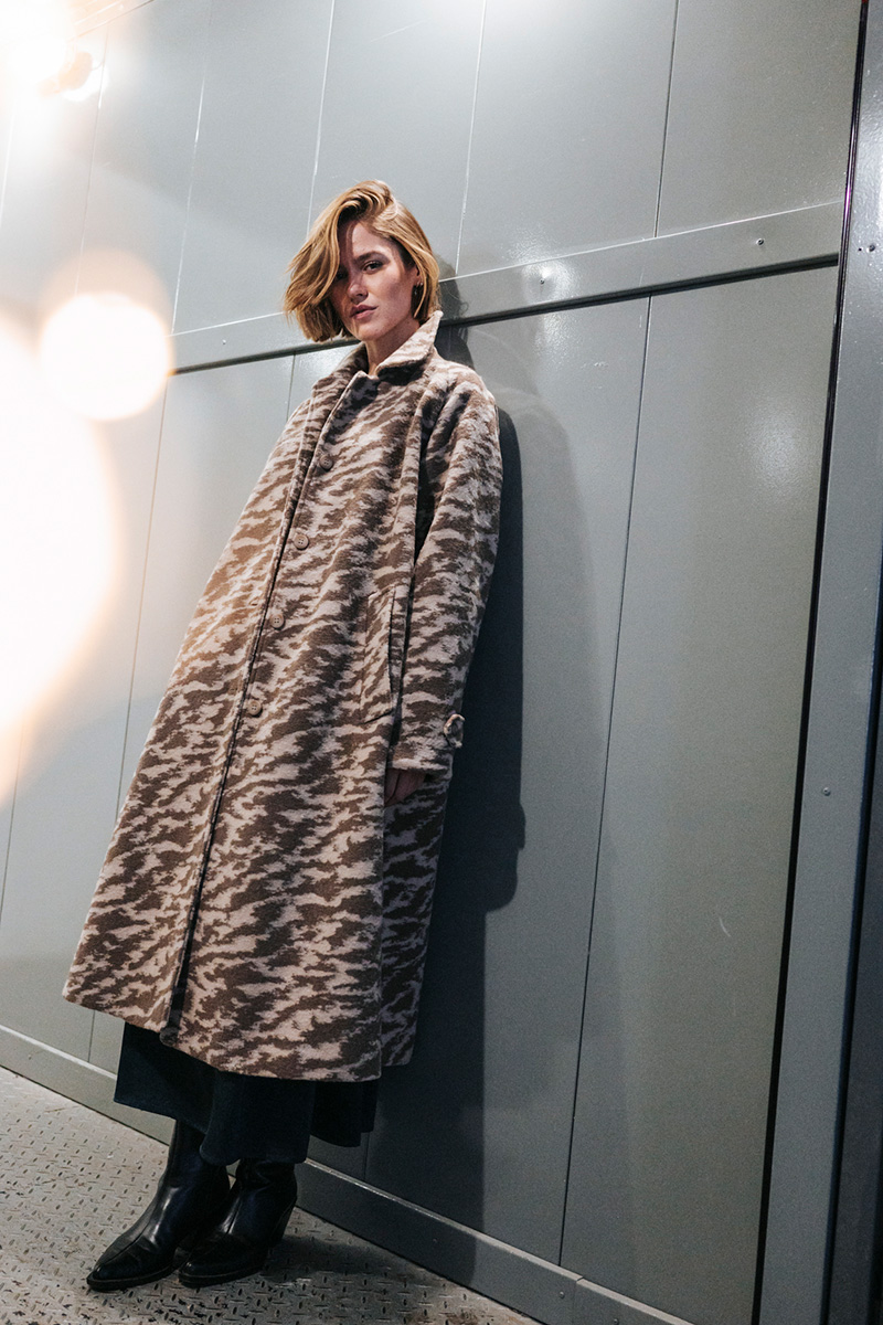 Zebrano μακρύ παλτό BADILA Παλτό μακρύ με γιακά, κλείσιμο μπροστά με κουμπιά. Λεπτομέρεια με κουμπί στα μανίκια και τσέπες στο πλάι. Σύνθεση : Πολυέστερ 100% Μόνο στεγνό καθάρισμα. Μέγεθος Μοντέλου : ΟS Τα ρούχα BADILA σχεδιάζονται και ράβονται στην Ελλάδα από το 1989. Αποστολή σε όλη την Ελλάδα σε 1-3 ημέρες. Διαθέσιμο και στα φυσικά μας καταστήματα YELLOW BUTTON Χρεμωνίδου & Δαμάρεως 61 Παγκράτι Γρ. Αυξεντίου 122 Ιλίσια