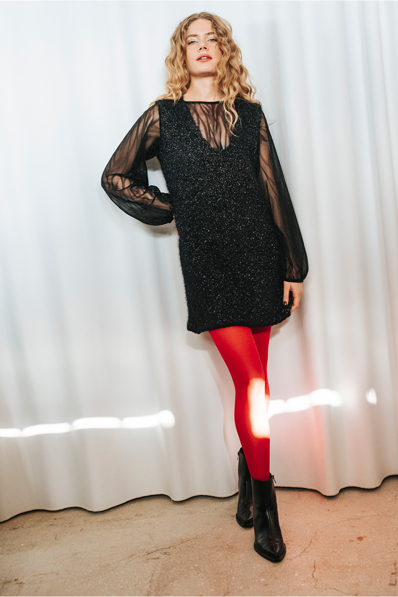 Μίνι πλεκτό φόρεμα BADILA Μίνι αμάνικο φόρεμα πλεκτό με V λαιμόκοψη. Σύνθεση : Ακρυλικό 49% Μεταλλικό πολυέστερ 31% Νάυλον 8% Μαλλί 6% Αλπακά 3% Βισκόζ 3% Οδηγίες Πλυσίματος : Πλύσιμο στο χέρι με κρύο νερό. Μέγεθος Μοντέλου : ΟS Τα ρούχα BADILA σχεδιάζονται και ράβονται στην Ελλάδα από το 1989. Αποστολή σε όλη την Ελλάδα σε 1-3 ημέρες. Διαθέσιμο και στα φυσικά μας καταστήματα YELLOW BUTTON Χρεμωνίδου & Δαμάρεως 61 Παγκράτι Γρ. Αυξεντίου 122 Ιλίσια