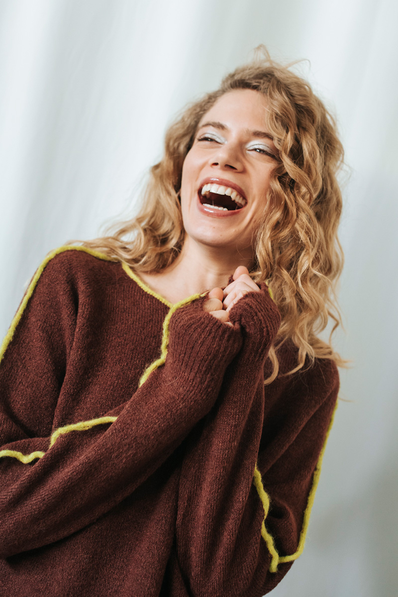 Δίχρωμο πουλόβερ BADILA Πλεκτό πουλόβερ με διχρωμία στις ραφές. Σύνθεση : Ακρυλικό 60% Πολυαμίντ 14% Πολυέστερ 10% Μαλλί 8% Βισκόζ 8% Οδηγίες Πλυσίματος : Πλύσιμο στο χέρι με κρύο νερό. Μέγεθος Μοντέλου : ΟS Τα ρούχα BADILA σχεδιάζονται και ράβονται στην Ελλάδα από το 1989. Αποστολή σε όλη την Ελλάδα σε 1-3 ημέρες. Διαθέσιμο και στα φυσικά μας καταστήματα YELLOW BUTTON Χρεμωνίδου & Δαμάρεως 61 Παγκράτι Γρ. Αυξεντίου 122 Ιλίσια