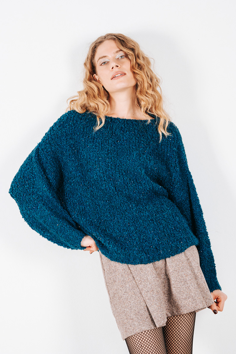 Μπουκλέ πουλόβερ με παγιέτες BADILA Μπουκλέ πλεκτό πουλόβερ με παγιέτες στην πλέξη. Σύνθεση : Ακρυλικό 60% Πολυέστερ 23% Μαλλί 7% Βισκόζ 7% Αλπακά 3% Οδηγίες Πλυσίματος : Πλύσιμο στο χέρι με κρύο νερό. Μέγεθος Μοντέλου : ΟS Τα ρούχα BADILA σχεδιάζονται και ράβονται στην Ελλάδα από το 1989. Αποστολή σε όλη την Ελλάδα σε 1-3 ημέρες. Διαθέσιμο και στα φυσικά μας καταστήματα YELLOW BUTTON Χρεμωνίδου & Δαμάρεως 61 Παγκράτι Γρ. Αυξεντίου 122 Ιλίσια