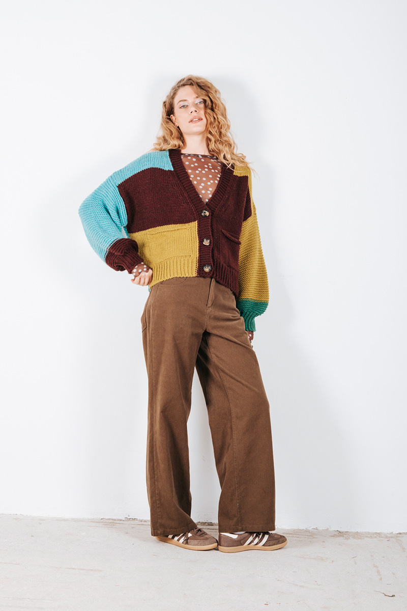 Πολύχρωμη πλεκτή ζακέτα BADILA Ζακέτα πολύχρωμη με V λαιμόκοψη, τσέπες μπροστά και κλείσιμο μπροστά με κουμπιά. Σύνθεση : Ακρυλικό 75% Μαλλί 10% Πολυέστερ 15% Οδηγίες Πλυσίματος : Πλύσιμο στο χέρι με κρύο νερό. Μέγεθος Μοντέλου : ΟS Τα ρούχα BADILA σχεδιάζονται και ράβονται στην Ελλάδα από το 1989. Αποστολή σε όλη την Ελλάδα σε 1-3 ημέρες. Διαθέσιμο και στα φυσικά μας καταστήματα YELLOW BUTTON Χρεμωνίδου & Δαμάρεως 61 Παγκράτι Γρ. Αυξεντίου 122 Ιλίσια