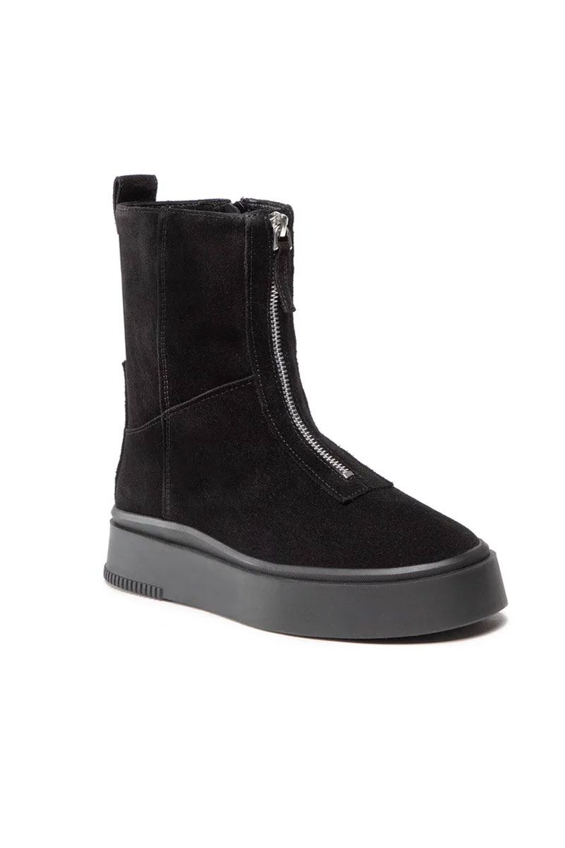 Αυτή η μπότα από την Vagabond δίνει σε κάθε ντύσιμο μια ξεχωριστή πινελιά. Φορέστε το καθημερινά ή εκμεταλευτείτε την Elegant εμφάνιση του Suede δέρματος και φορέστε το στις βραδινές σας εξόδους. Το φερμουάρ στο μπροστινό μέρος είναι διακοσμητικό. Σύνθεση υλικού 100% Σουέντ δέρμα Υλικό σόλας: Καουτσούκ Εξωτερικό υλικό: Σουέντ δέρμα Εσωτερικό υλικό: Ύφασμα με faux γούνα Σχήμα τακουνιού: Επίπεδο ίσιο Ύψος τακουνιού: 4 εκ. Ύψος άξονα: 18 εκ.