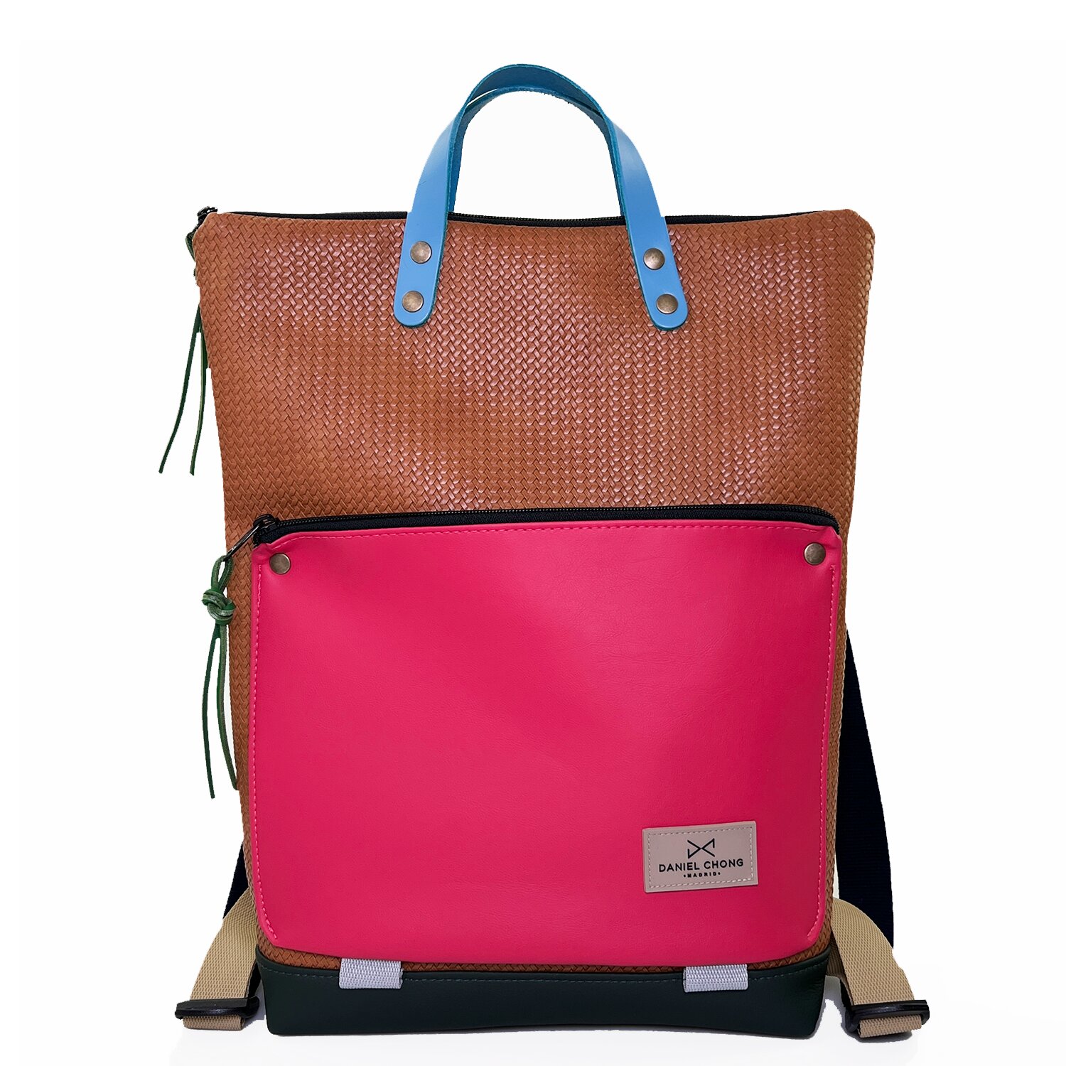 Unisex αδιάβροχο σακίδιο πλάτης φτιαγμένο χειροποίητα στην Μαδρίτη από ανακυκλωμένα βαμβακερά υφάσματα και υφάσματα που λαμβάνονται από ανακυκλωμένα μπουκάλια PET. Χρησιμοποιούμε επίσης κομμάτια δέρματος φυτικής δέψης, επομένως δεν συνιστούμε το πλύσιμο τους σε πλυντήρια ρούχων ή στεγνωτήρια. Μπορείτε να χρησιμοποιήσετε προϊόντα καθαρισμού ταπετσαριών όπως καναπέδες ή σαπούνι και νερό με μια λεπτή βούρτσα ή ένα υγρό πανί. Συνιστούμε το πλύσιμο στο χέρι. ΜΗΝ ΧΡΗΣΙΜΟΠΟΙΕΙΤΕ ΣΤΕΓΝΩΤΗΡΙΟ ΟΧΙ ΧΛΩΡΙΝΗ ΣΤΕΓΝΟ ΚΑΘΑΡΙΣΜΑ ΜΗΝ ΧΡΗΣΙΜΟΠΟΙΕΙΤΕ ΣΙΔΕΡΟ Dimensions: 34 × 40 cm and depth of 8 × 27 cm Volume: 6 L Weight: 600 grs Material: Waterproof canvas 3mm vegetable tanned leather handles Adjustable straps made of ultra-strong, soft-touch cotton Practical inside pocket Double Zipper: Rear pocket with security zipper. With space for laptop (up to 16 ́ ́). Δωρεάν αποστολή σε 1-3 ημέρες σε όλη την Ελλάδα. Διαθέσιμο στο κατάστημα Παγκρατίου Χρεμωνίδου & Δαμάρεως 61