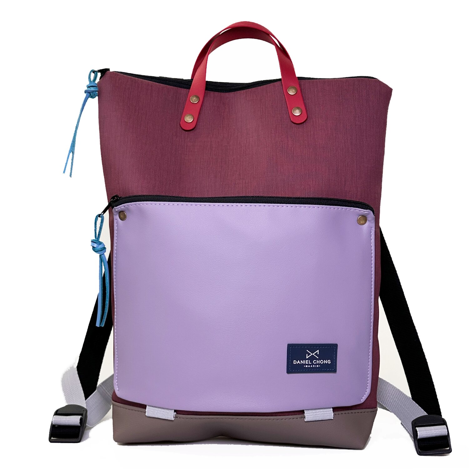 Unisex αδιάβροχο σακίδιο πλάτης φτιαγμένο χειροποίητα στην Μαδρίτη από ανακυκλωμένα βαμβακερά υφάσματα και υφάσματα που λαμβάνονται από ανακυκλωμένα μπουκάλια PET. Χρησιμοποιούμε επίσης κομμάτια δέρματος φυτικής δέψης, επομένως δεν συνιστούμε το πλύσιμο τους σε πλυντήρια ρούχων ή στεγνωτήρια. Μπορείτε να χρησιμοποιήσετε προϊόντα καθαρισμού ταπετσαριών όπως καναπέδες ή σαπούνι και νερό με μια λεπτή βούρτσα ή ένα υγρό πανί. Συνιστούμε το πλύσιμο στο χέρι. ΜΗΝ ΧΡΗΣΙΜΟΠΟΙΕΙΤΕ ΣΤΕΓΝΩΤΗΡΙΟ ΟΧΙ ΧΛΩΡΙΝΗ ΣΤΕΓΝΟ ΚΑΘΑΡΙΣΜΑ ΜΗΝ ΧΡΗΣΙΜΟΠΟΙΕΙΤΕ ΣΙΔΕΡΟ Dimensions: 34 × 40 cm and depth of 8 × 27 cm Volume: 6 L Weight: 600 grs Material: Waterproof canvas 3mm vegetable tanned leather handles Adjustable straps made of ultra-strong, soft-touch cotton Practical inside pocket Double Zipper: Rear pocket with security zipper. With space for laptop (up to 16 ́ ́). Δωρεάν αποστολή σε 1-3 ημέρες σε όλη την Ελλάδα. Διαθέσιμο στο κατάστημα Παγκρατίου Χρεμωνίδου & Δαμάρεως 61