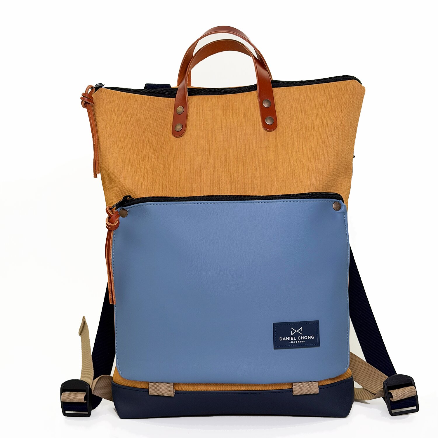 Unisex αδιάβροχο σακίδιο πλάτης φτιαγμένο χειροποίητα στην Μαδρίτη από ανακυκλωμένα βαμβακερά υφάσματα και υφάσματα που λαμβάνονται από ανακυκλωμένα μπουκάλια PET. Χρησιμοποιούμε επίσης κομμάτια δέρματος φυτικής δέψης, επομένως δεν συνιστούμε το πλύσιμο τους σε πλυντήρια ρούχων ή στεγνωτήρια. Μπορείτε να χρησιμοποιήσετε προϊόντα καθαρισμού ταπετσαριών όπως καναπέδες ή σαπούνι και νερό με μια λεπτή βούρτσα ή ένα υγρό πανί. Συνιστούμε το πλύσιμο στο χέρι. ΜΗΝ ΧΡΗΣΙΜΟΠΟΙΕΙΤΕ ΣΤΕΓΝΩΤΗΡΙΟ ΟΧΙ ΧΛΩΡΙΝΗ ΣΤΕΓΝΟ ΚΑΘΑΡΙΣΜΑ ΜΗΝ ΧΡΗΣΙΜΟΠΟΙΕΙΤΕ ΣΙΔΕΡΟ Dimensions: 34 × 40 cm and depth of 8 × 27 cm Volume: 6 L Weight: 600 grs Material: Waterproof canvas 3mm vegetable tanned leather handles Adjustable straps made of ultra-strong, soft-touch cotton Practical inside pocket Double Zipper: Rear pocket with security zipper. With space for laptop (up to 16 ́ ́). Δωρεάν αποστολή σε 1-3 ημέρες σε όλη την Ελλάδα. Διαθέσιμο στο κατάστημα Παγκρατίου Χρεμωνίδου & Δαμάρεως 61