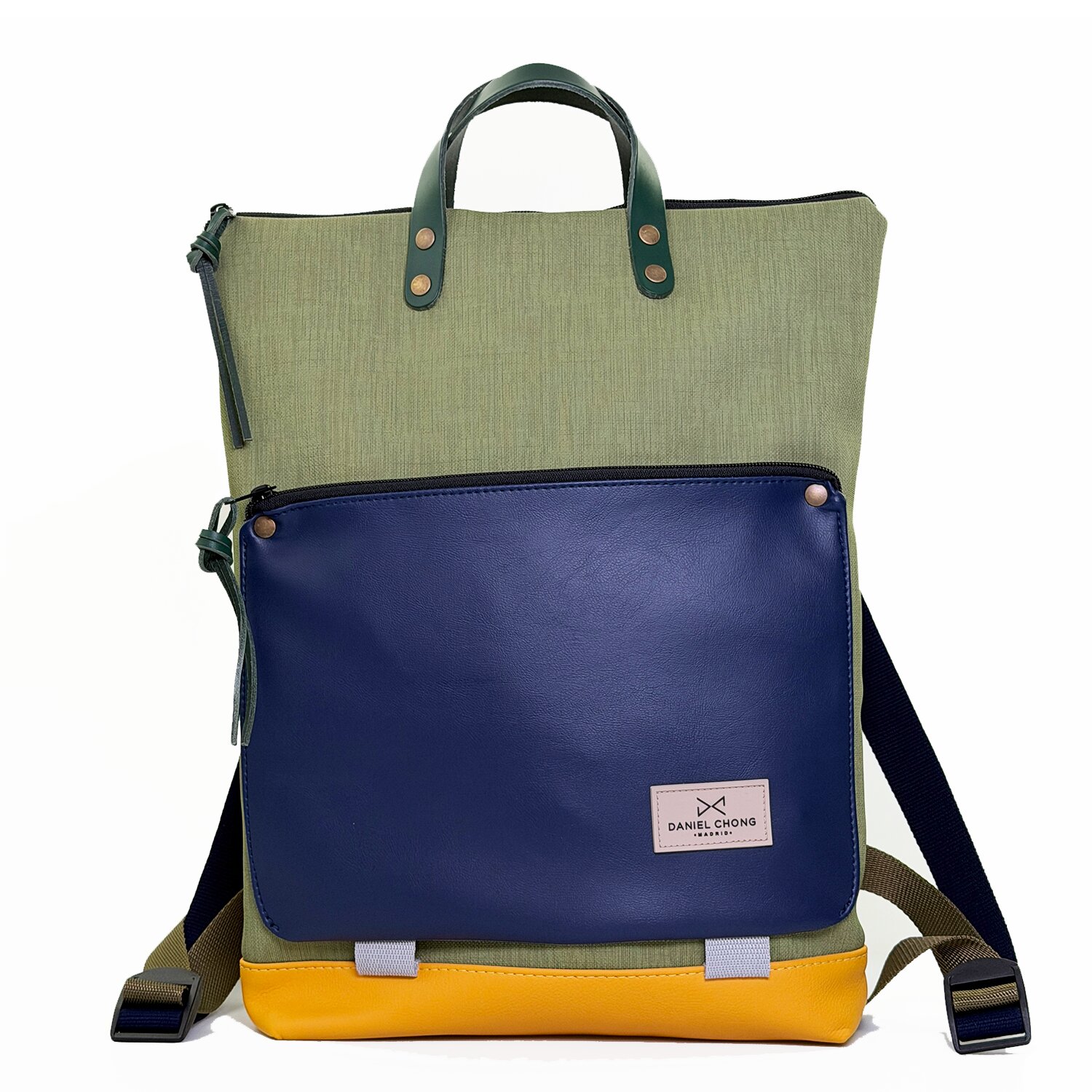 Unisex αδιάβροχο σακίδιο πλάτης φτιαγμένο χειροποίητα στην Μαδρίτη από ανακυκλωμένα βαμβακερά υφάσματα και υφάσματα που λαμβάνονται από ανακυκλωμένα μπουκάλια PET. Χρησιμοποιούμε επίσης κομμάτια δέρματος φυτικής δέψης, επομένως δεν συνιστούμε το πλύσιμο τους σε πλυντήρια ρούχων ή στεγνωτήρια. Μπορείτε να χρησιμοποιήσετε προϊόντα καθαρισμού ταπετσαριών όπως καναπέδες ή σαπούνι και νερό με μια λεπτή βούρτσα ή ένα υγρό πανί. Συνιστούμε το πλύσιμο στο χέρι. ΜΗΝ ΧΡΗΣΙΜΟΠΟΙΕΙΤΕ ΣΤΕΓΝΩΤΗΡΙΟ ΟΧΙ ΧΛΩΡΙΝΗ ΣΤΕΓΝΟ ΚΑΘΑΡΙΣΜΑ ΜΗΝ ΧΡΗΣΙΜΟΠΟΙΕΙΤΕ ΣΙΔΕΡΟ Dimensions: 34 × 40 cm and depth of 8 × 27 cm Volume: 6 L Weight: 600 grs Material: Waterproof canvas 3mm vegetable tanned leather handles Adjustable straps made of ultra-strong, soft-touch cotton Practical inside pocket Double Zipper: Rear pocket with security zipper. With space for laptop (up to 16 ́ ́). Δωρεάν αποστολή σε 1-3 ημέρες σε όλη την Ελλάδα. Διαθέσιμο στο κατάστημα Παγκρατίου Χρεμωνίδου & Δαμάρεως 61