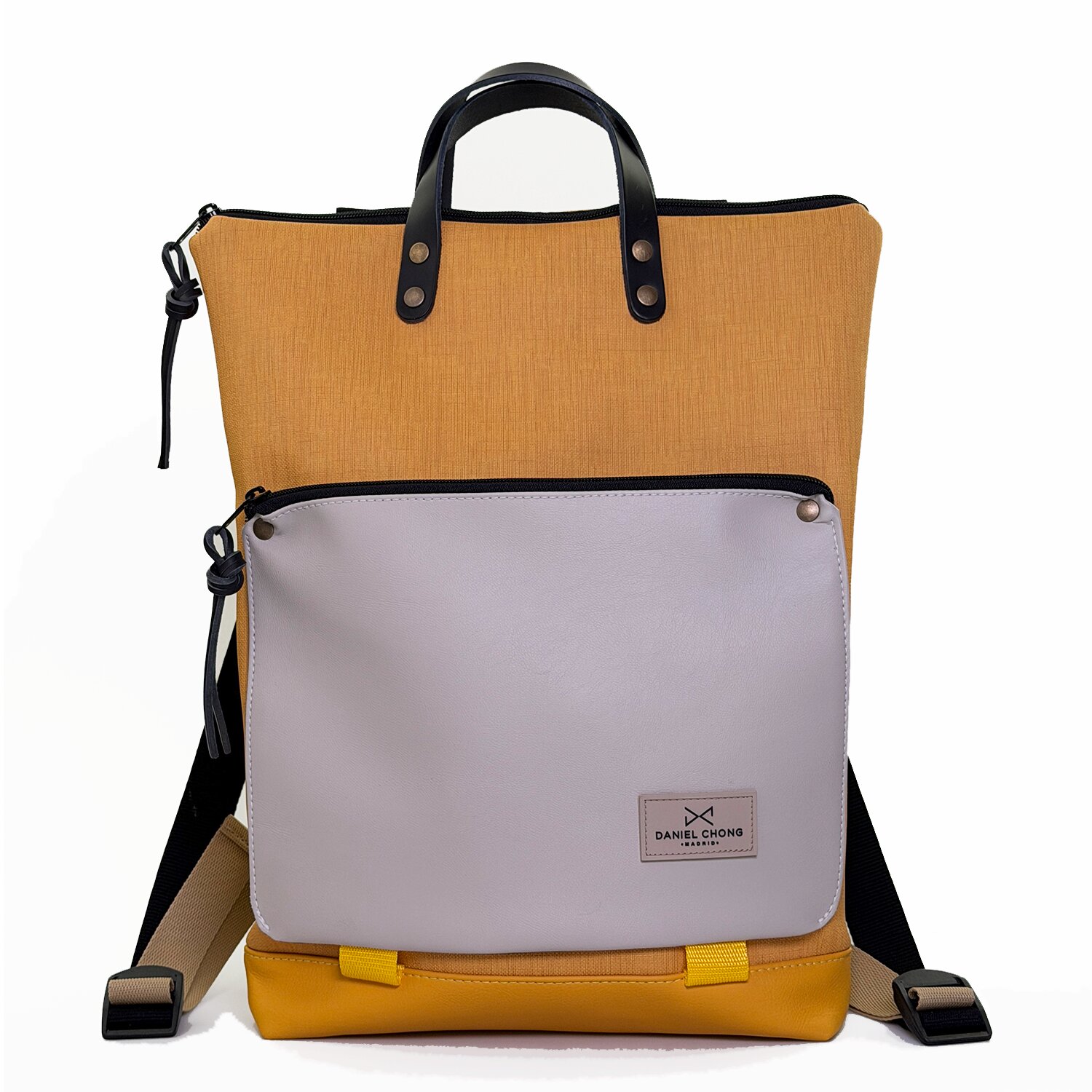 Unisex αδιάβροχο σακίδιο πλάτης φτιαγμένο χειροποίητα στην Μαδρίτη από ανακυκλωμένα βαμβακερά υφάσματα και υφάσματα που λαμβάνονται από ανακυκλωμένα μπουκάλια PET. Χρησιμοποιούμε επίσης κομμάτια δέρματος φυτικής δέψης, επομένως δεν συνιστούμε το πλύσιμο τους σε πλυντήρια ρούχων ή στεγνωτήρια. Μπορείτε να χρησιμοποιήσετε προϊόντα καθαρισμού ταπετσαριών όπως καναπέδες ή σαπούνι και νερό με μια λεπτή βούρτσα ή ένα υγρό πανί. Συνιστούμε το πλύσιμο στο χέρι. ΜΗΝ ΧΡΗΣΙΜΟΠΟΙΕΙΤΕ ΣΤΕΓΝΩΤΗΡΙΟ ΟΧΙ ΧΛΩΡΙΝΗ ΣΤΕΓΝΟ ΚΑΘΑΡΙΣΜΑ ΜΗΝ ΧΡΗΣΙΜΟΠΟΙΕΙΤΕ ΣΙΔΕΡΟ Dimensions: 34 × 40 cm and depth of 8 × 27 cm Volume: 6 L Weight: 600 grs Material: Waterproof canvas 3mm vegetable tanned leather handles Adjustable straps made of ultra-strong, soft-touch cotton Practical inside pocket Double Zipper: Rear pocket with security zipper. With space for laptop (up to 16 ́ ́). Δωρεάν αποστολή σε 1-3 ημέρες σε όλη την Ελλάδα. Διαθέσιμο στο κατάστημα Παγκρατίου Χρεμωνίδου & Δαμάρεως 61