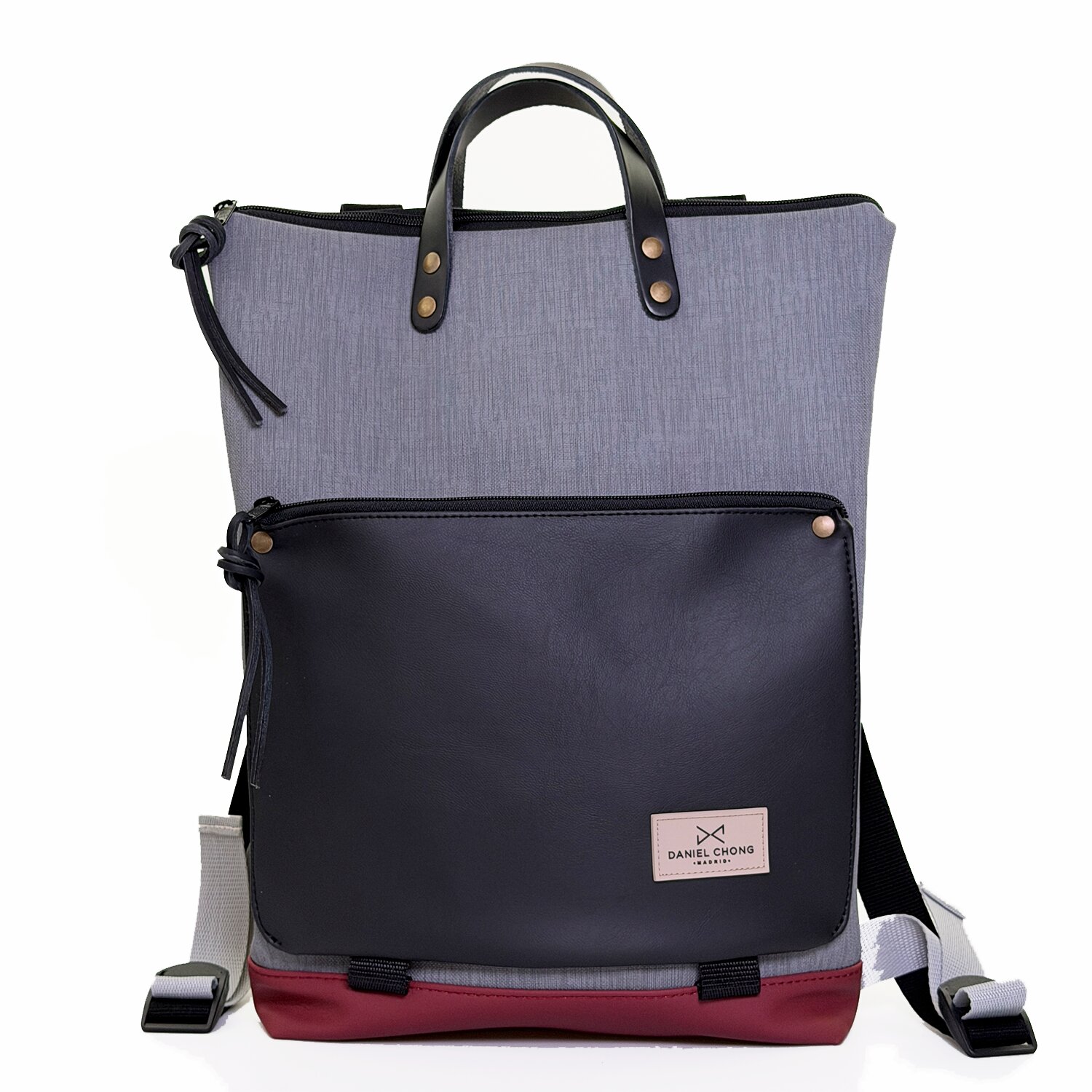 Unisex αδιάβροχο σακίδιο πλάτης φτιαγμένο χειροποίητα στην Μαδρίτη από ανακυκλωμένα βαμβακερά υφάσματα και υφάσματα που λαμβάνονται από ανακυκλωμένα μπουκάλια PET. Χρησιμοποιούμε επίσης κομμάτια δέρματος φυτικής δέψης, επομένως δεν συνιστούμε το πλύσιμο τους σε πλυντήρια ρούχων ή στεγνωτήρια. Μπορείτε να χρησιμοποιήσετε προϊόντα καθαρισμού ταπετσαριών όπως καναπέδες ή σαπούνι και νερό με μια λεπτή βούρτσα ή ένα υγρό πανί. Συνιστούμε το πλύσιμο στο χέρι. ΜΗΝ ΧΡΗΣΙΜΟΠΟΙΕΙΤΕ ΣΤΕΓΝΩΤΗΡΙΟ ΟΧΙ ΧΛΩΡΙΝΗ ΣΤΕΓΝΟ ΚΑΘΑΡΙΣΜΑ ΜΗΝ ΧΡΗΣΙΜΟΠΟΙΕΙΤΕ ΣΙΔΕΡΟ Dimensions: 34 × 40 cm and depth of 8 × 27 cm Volume: 6 L Weight: 600 grs Material: Waterproof canvas 3mm vegetable tanned leather handles Adjustable straps made of ultra-strong, soft-touch cotton Practical inside pocket Double Zipper: Rear pocket with security zipper. With space for laptop (up to 16 ́ ́). Δωρεάν αποστολή σε 1-3 ημέρες σε όλη την Ελλάδα. Διαθέσιμο στο κατάστημα Παγκρατίου Χρεμωνίδου & Δαμάρεως 61