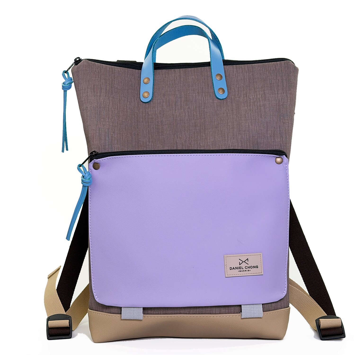 Unisex αδιάβροχο σακίδιο πλάτης φτιαγμένο χειροποίητα στην Μαδρίτη από ανακυκλωμένα βαμβακερά υφάσματα και υφάσματα που λαμβάνονται από ανακυκλωμένα μπουκάλια PET. Χρησιμοποιούμε επίσης κομμάτια δέρματος φυτικής δέψης, επομένως δεν συνιστούμε το πλύσιμο τους σε πλυντήρια ρούχων ή στεγνωτήρια. Μπορείτε να χρησιμοποιήσετε προϊόντα καθαρισμού ταπετσαριών όπως καναπέδες ή σαπούνι και νερό με μια λεπτή βούρτσα ή ένα υγρό πανί. Συνιστούμε το πλύσιμο στο χέρι. ΜΗΝ ΧΡΗΣΙΜΟΠΟΙΕΙΤΕ ΣΤΕΓΝΩΤΗΡΙΟ ΟΧΙ ΧΛΩΡΙΝΗ ΣΤΕΓΝΟ ΚΑΘΑΡΙΣΜΑ ΜΗΝ ΧΡΗΣΙΜΟΠΟΙΕΙΤΕ ΣΙΔΕΡΟ Dimensions: 34 × 40 cm and depth of 8 × 27 cm Volume: 6 L Weight: 600 grs Material: Waterproof canvas 3mm vegetable tanned leather handles Adjustable straps made of ultra-strong, soft-touch cotton Practical inside pocket Double Zipper: Rear pocket with security zipper. With space for laptop (up to 16 ́ ́). Δωρεάν αποστολή σε 1-3 ημέρες σε όλη την Ελλάδα. Διαθέσιμο στο κατάστημα Παγκρατίου Χρεμωνίδου & Δαμάρεως 61