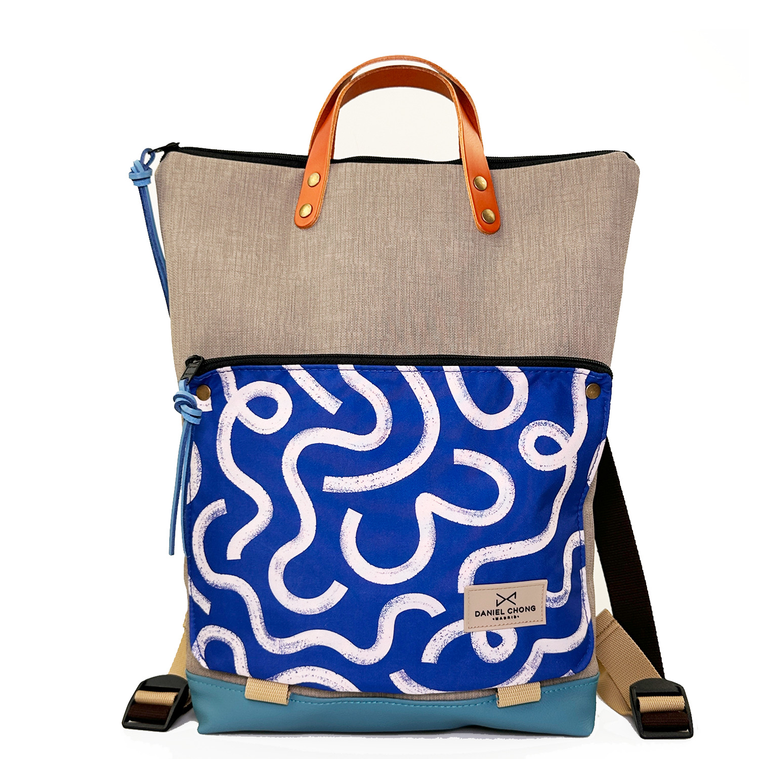 Unisex αδιάβροχο σακίδιο πλάτης φτιαγμένο χειροποίητα στην Μαδρίτη από ανακυκλωμένα βαμβακερά υφάσματα και υφάσματα που λαμβάνονται από ανακυκλωμένα μπουκάλια PET. Χρησιμοποιούμε επίσης κομμάτια δέρματος φυτικής δέψης, επομένως δεν συνιστούμε το πλύσιμο τους σε πλυντήρια ρούχων ή στεγνωτήρια. Μπορείτε να χρησιμοποιήσετε προϊόντα καθαρισμού ταπετσαριών όπως καναπέδες ή σαπούνι και νερό με μια λεπτή βούρτσα ή ένα υγρό πανί. Συνιστούμε το πλύσιμο στο χέρι. ΜΗΝ ΧΡΗΣΙΜΟΠΟΙΕΙΤΕ ΣΤΕΓΝΩΤΗΡΙΟ ΟΧΙ ΧΛΩΡΙΝΗ ΣΤΕΓΝΟ ΚΑΘΑΡΙΣΜΑ ΜΗΝ ΧΡΗΣΙΜΟΠΟΙΕΙΤΕ ΣΙΔΕΡΟ Dimensions: 34 × 40 cm and depth of 8 × 27 cm Volume: 6 L Weight: 600 grs Material: Waterproof canvas 3mm vegetable tanned leather handles Adjustable straps made of ultra-strong, soft-touch cotton Practical inside pocket Double Zipper: Rear pocket with security zipper. With space for laptop (up to 16 ́ ́). Δωρεάν αποστολή σε 1-3 ημέρες σε όλη την Ελλάδα. Διαθέσιμο στο κατάστημα Παγκρατίου Χρεμωνίδου & Δαμάρεως 61