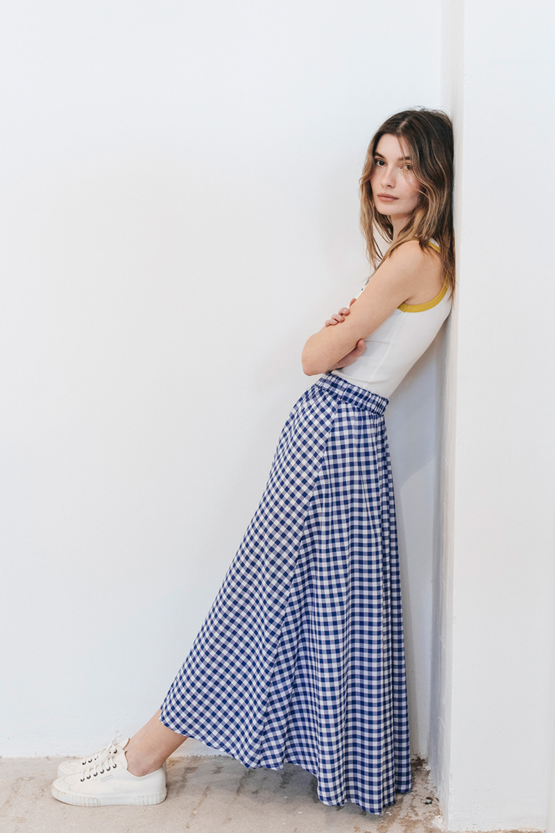 Καρό φαρδιά φούστα με λάστιχο στη μέση. Σύνθεση : Βαμβάκι 100% Οδηγίες Πλυσίματος : Πλύσιμο στους 30°C από την ανάποδη. Στέγνωμα από την ανάποδη. Όχι στεγνωτήριο. Ύψος Μοντέλου : 1,78 Μέγεθος Μοντέλου : S Τα ρούχα BADILA σχεδιάζονται και ράβονται στην Ελλάδα από το 1989. Αποστολή σε όλη την Ελλάδα σε 1-3 ημέρες. Διαθέσιμο και στα φυσικά μας καταστήματα YELLOW BUTTON Χρεμωνίδου & Δαμάρεως 61 Παγκράτι Γρ. Αυξεντίου 122 Ιλίσια