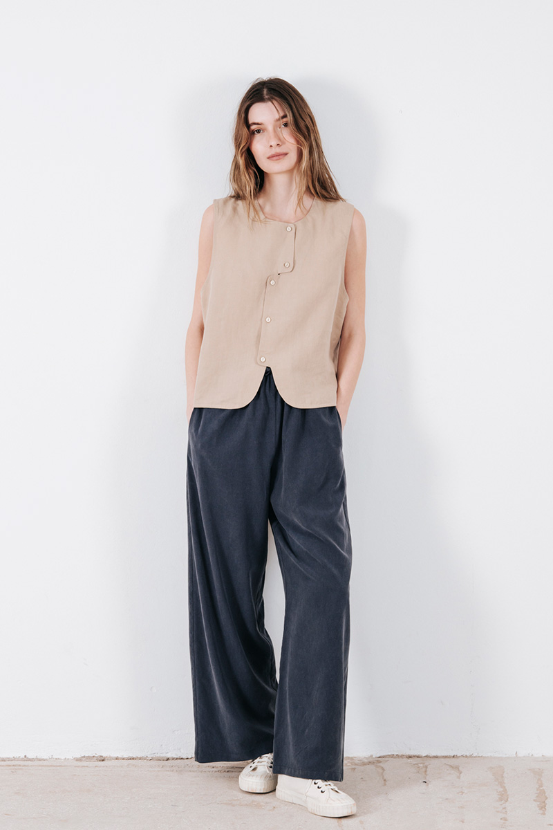 Φαρδιά παντελόνα με λαστιχο στη μέση και κορδόνι από το ίδιο ύφασμα. Σύνθεση : Τένσελ 100% Οδηγίες Πλυσίματος : Πλύσιμο στους 30°C από την ανάποδη. Στέγνωμα από την ανάποδη. Όχι στεγνωτήριο. Ύψος Μοντέλου : 1,78 Μέγεθος Μοντέλου : S Τα ρούχα BADILA σχεδιάζονται και ράβονται στην Ελλάδα από το 1989. Αποστολή σε όλη την Ελλάδα σε 1-3 ημέρες. Διαθέσιμο και στα φυσικά μας καταστήματα YELLOW BUTTON Χρεμωνίδου & Δαμάρεως 61 Παγκράτι Γρ. Αυξεντίου 122 Ιλίσια