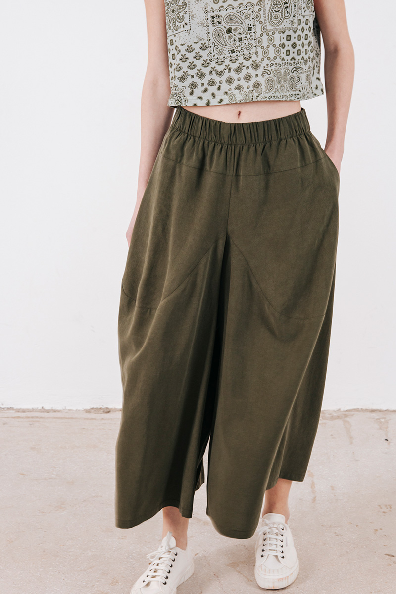 Φαρδιά crop παντελόνα με λάστιχο στη μέση και τσέπες στο πλάι. Σύνθεση : Τένσελ 100% Οδηγίες Πλυσίματος : Πλύσιμο στους 30°C από την ανάποδη. Στέγνωμα από την ανάποδη. Όχι στεγνωτήριο. Ύψος Μοντέλου : 1,78 Μέγεθος Μοντέλου : ΟS Τα ρούχα BADILA σχεδιάζονται και ράβονται στην Ελλάδα από το 1989. Αποστολή σε όλη την Ελλάδα σε 1-3 ημέρες. Διαθέσιμο και στα φυσικά μας καταστήματα YELLOW BUTTON Χρεμωνίδου & Δαμάρεως 61 Παγκράτι Γρ. Αυξεντίου 122 Ιλίσια