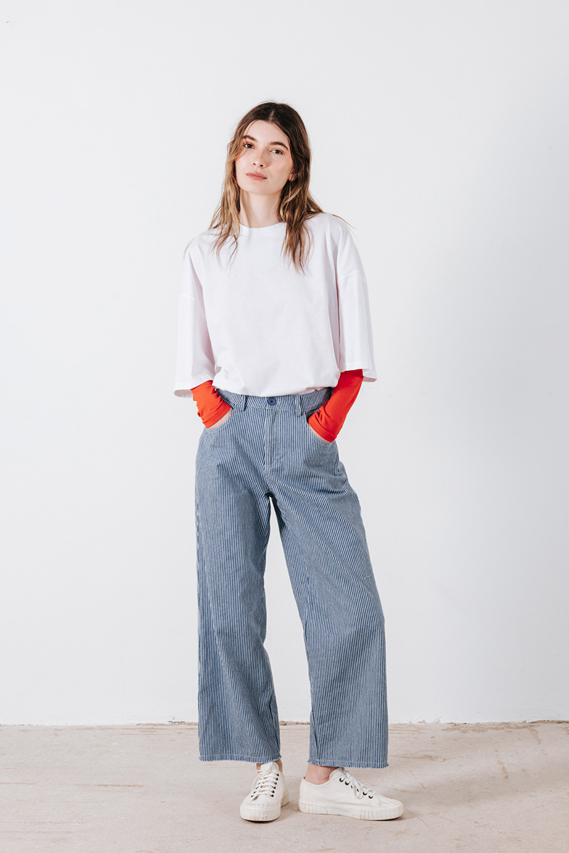 Βαμβακερό ριγέ παντελόνι πεντάτσεπο, κλείσιμο μπροστά με φερμουάρ και κουμπί. Σύνθεση : Τένσελ 100% Οδηγίες Πλυσίματος : Πλύσιμο στους 30°C από την ανάποδη. Στέγνωμα από την ανάποδη. Όχι στεγνωτήριο. Ύψος Μοντέλου : 1,78 Μέγεθος Μοντέλου : XS Τα ρούχα BADILA σχεδιάζονται και ράβονται στην Ελλάδα από το 1989. Αποστολή σε όλη την Ελλάδα σε 1-3 ημέρες. Διαθέσιμο και στα φυσικά μας καταστήματα YELLOW BUTTON Χρεμωνίδου & Δαμάρεως 61 Παγκράτι Γρ. Αυξεντίου 122 Ιλίσια