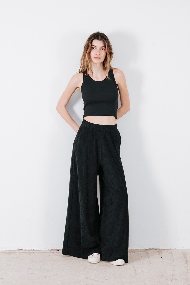 Φαρδιά παντελόνα βαμβακερή σε πετσετέ ύφασμα, με λάστιχο στη μέση και τσέπες στο πλάι. Σύνθεση : Βαμβάκι 100% Οδηγίες Πλυσίματος : Πλύσιμο στους 30°C από την ανάποδη. Στέγνωμα από την ανάποδη. Όχι στεγνωτήριο. Ύψος Μοντέλου : 1,78 Μέγεθος Μοντέλου : S Τα ρούχα BADILA σχεδιάζονται και ράβονται στην Ελλάδα από το 1989. Αποστολή σε όλη την Ελλάδα σε 1-3 ημέρες. Διαθέσιμο και στα φυσικά μας καταστήματα YELLOW BUTTON Χρεμωνίδου & Δαμάρεως 61 Παγκράτι Γρ. Αυξεντίου 122 Ιλίσια