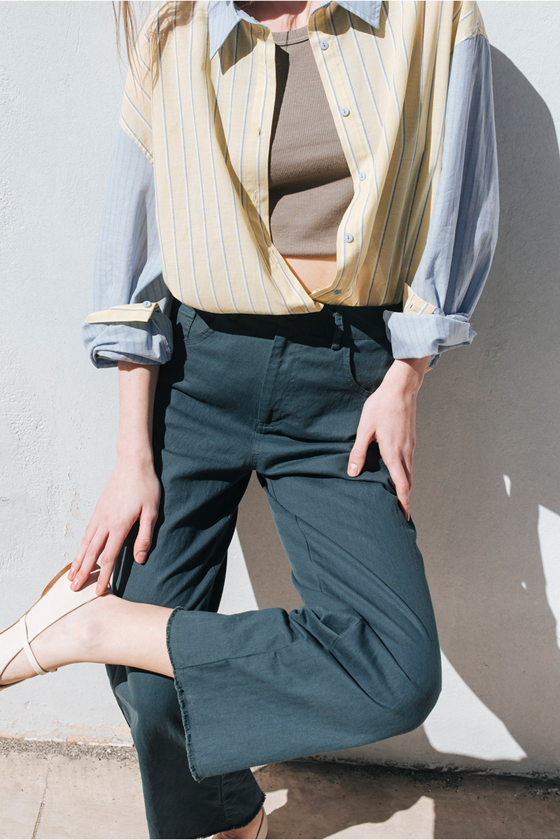 Βαμβακερό παντελόνι πεντάτσεπο, κλείσιμο μπροστά με φερμουάρ και κουμπί. Σύνθεση : Βαμβάκι 70% Λινό 30% Οδηγίες Πλυσίματος : Πλύσιμο στους 30°C από την ανάποδη. Στέγνωμα από την ανάποδη. Όχι στεγνωτήριο. Ύψος Μοντέλου : 1,78 Μέγεθος Μοντέλου : XS Τα ρούχα BADILA σχεδιάζονται και ράβονται στην Ελλάδα από το 1989. Αποστολή σε όλη την Ελλάδα σε 1-3 ημέρες. Διαθέσιμο και στα φυσικά μας καταστήματα YELLOW BUTTON Χρεμωνίδου & Δαμάρεως 61 Παγκράτι Γρ. Αυξεντίου 122 Ιλίσια