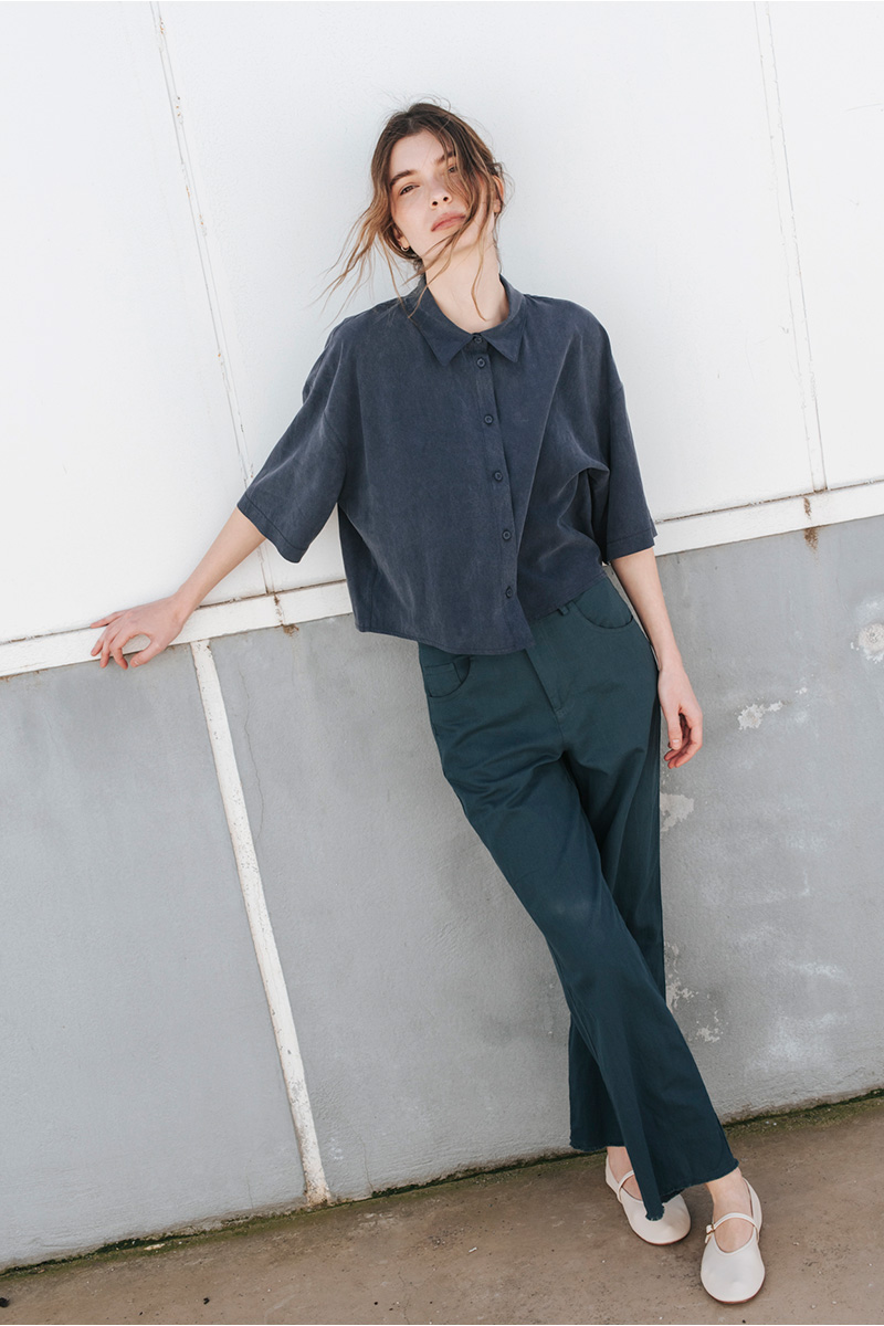 Πουκάμισο κοντό με γιακά και κλείσιμο μπροστά με κουμπιά. Σύνθεση : Τένσελ 100% Οδηγίες Πλυσίματος : Πλύσιμο στους 30°C από την ανάποδη. Στέγνωμα από την ανάποδη. Όχι στεγνωτήριο. Ύψος Μοντέλου : 1,78 Μέγεθος Μοντέλου : OS Τα ρούχα BADILA σχεδιάζονται και ράβονται στην Ελλάδα από το 1989. Αποστολή σε όλη την Ελλάδα σε 1-3 ημέρες. Διαθέσιμο και στα φυσικά μας καταστήματα YELLOW BUTTON Χρεμωνίδου & Δαμάρεως 61 Παγκράτι Γρ. Αυξεντίου 122 Ιλίσια