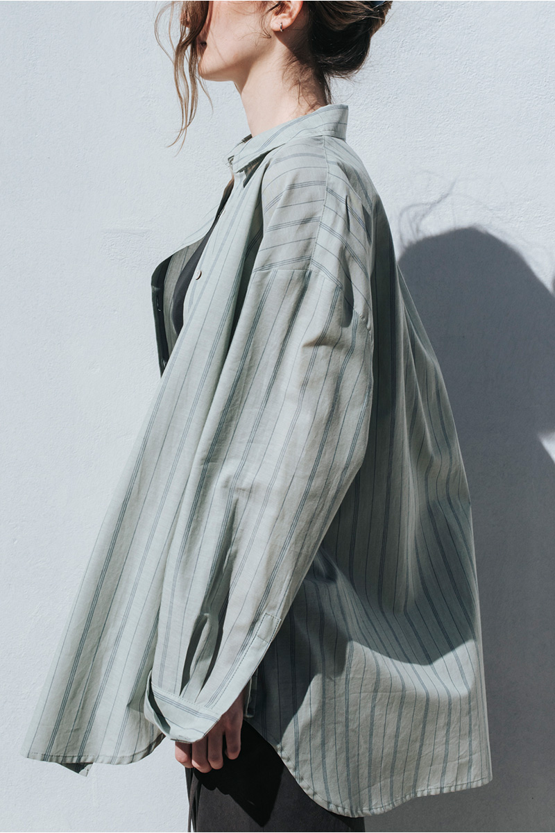 Φαρδύ πουκάμισο ριγέ με γιακά, κλείσιμο μπροστά με κουμπιά και ασύμμετρο τελείωμα. Σύνθεση : Βαμβάκι 100% Οδηγίες Πλυσίματος : Πλύσιμο στους 30°C από την ανάποδη. Στέγνωμα από την ανάποδη. Όχι στεγνωτήριο. Ύψος Μοντέλου : 1,78 Μέγεθος Μοντέλου : OS Τα ρούχα BADILA σχεδιάζονται και ράβονται στην Ελλάδα από το 1989. Αποστολή σε όλη την Ελλάδα σε 1-3 ημέρες. Διαθέσιμο και στα φυσικά μας καταστήματα YELLOW BUTTON Χρεμωνίδου & Δαμάρεως 61 Παγκράτι Γρ. Αυξεντίου 122 Ιλίσια