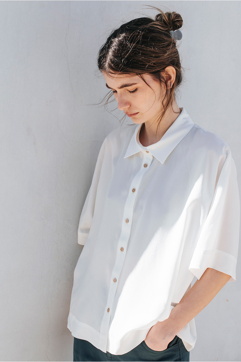 Φαρδύ πουκάμισο κοντομάνικο με γιακά. Κλείσιμο μπροστά με κουμπιά. Σύνθεση : Τένσελ 100% Οδηγίες Πλυσίματος : Πλύσιμο στους 30°C από την ανάποδη. Στέγνωμα από την ανάποδη. Όχι στεγνωτήριο. Ύψος Μοντέλου : 1,78 Μέγεθος Μοντέλου : OS Τα ρούχα BADILA σχεδιάζονται και ράβονται στην Ελλάδα από το 1989. Αποστολή σε όλη την Ελλάδα σε 1-3 ημέρες. Διαθέσιμο και στα φυσικά μας καταστήματα YELLOW BUTTON Χρεμωνίδου & Δαμάρεως 61 Παγκράτι Γρ. Αυξεντίου 122 Ιλίσια