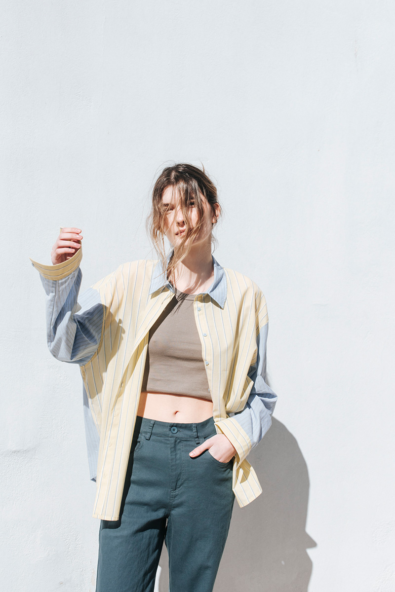 Φαρδύ πουκάμισο δίχρωμο ριγέ με γιακά, κλείσιμο μπροστά με κουμπιά και ασύμμετρο τελείωμα. Σύνθεση : Βαμβάκι 100% Οδηγίες Πλυσίματος : Πλύσιμο στους 30°C από την ανάποδη. Στέγνωμα από την ανάποδη. Όχι στεγνωτήριο. Ύψος Μοντέλου : 1,78 Μέγεθος Μοντέλου : OS Τα ρούχα BADILA σχεδιάζονται και ράβονται στην Ελλάδα από το 1989. Αποστολή σε όλη την Ελλάδα σε 1-3 ημέρες. Διαθέσιμο και στα φυσικά μας καταστήματα YELLOW BUTTON Χρεμωνίδου & Δαμάρεως 61 Παγκράτι Γρ. Αυξεντίου 122 Ιλίσια